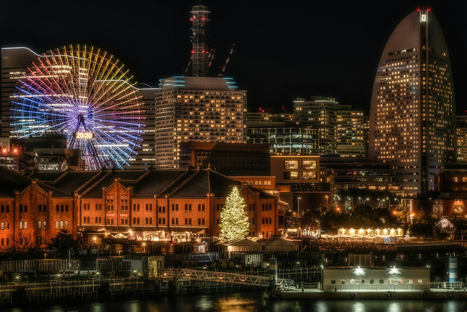 橫濱夜景美麗的摩天輪和燈光輝煌的建築