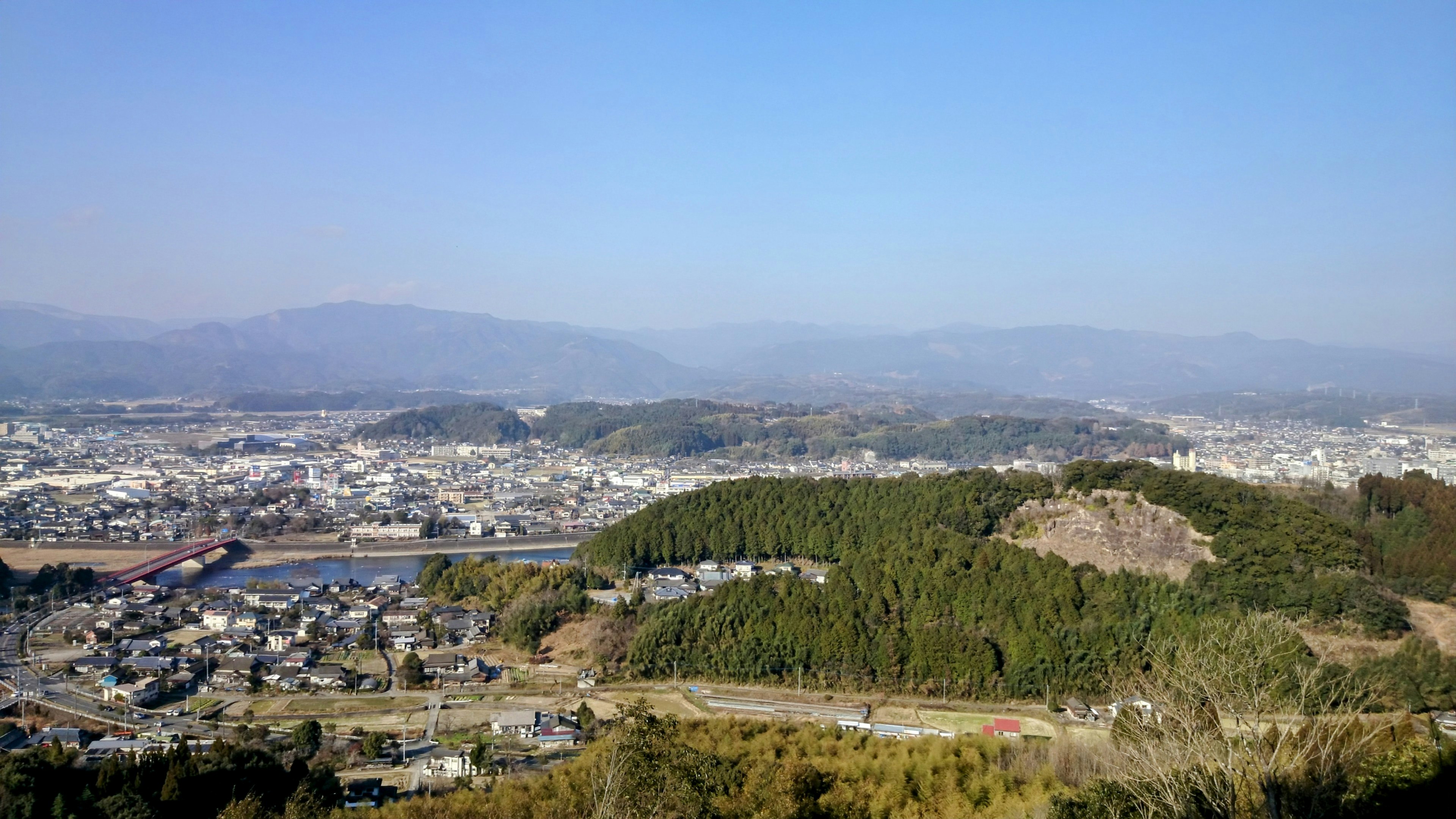 人吉市を見下ろす山並みと街並みの景色