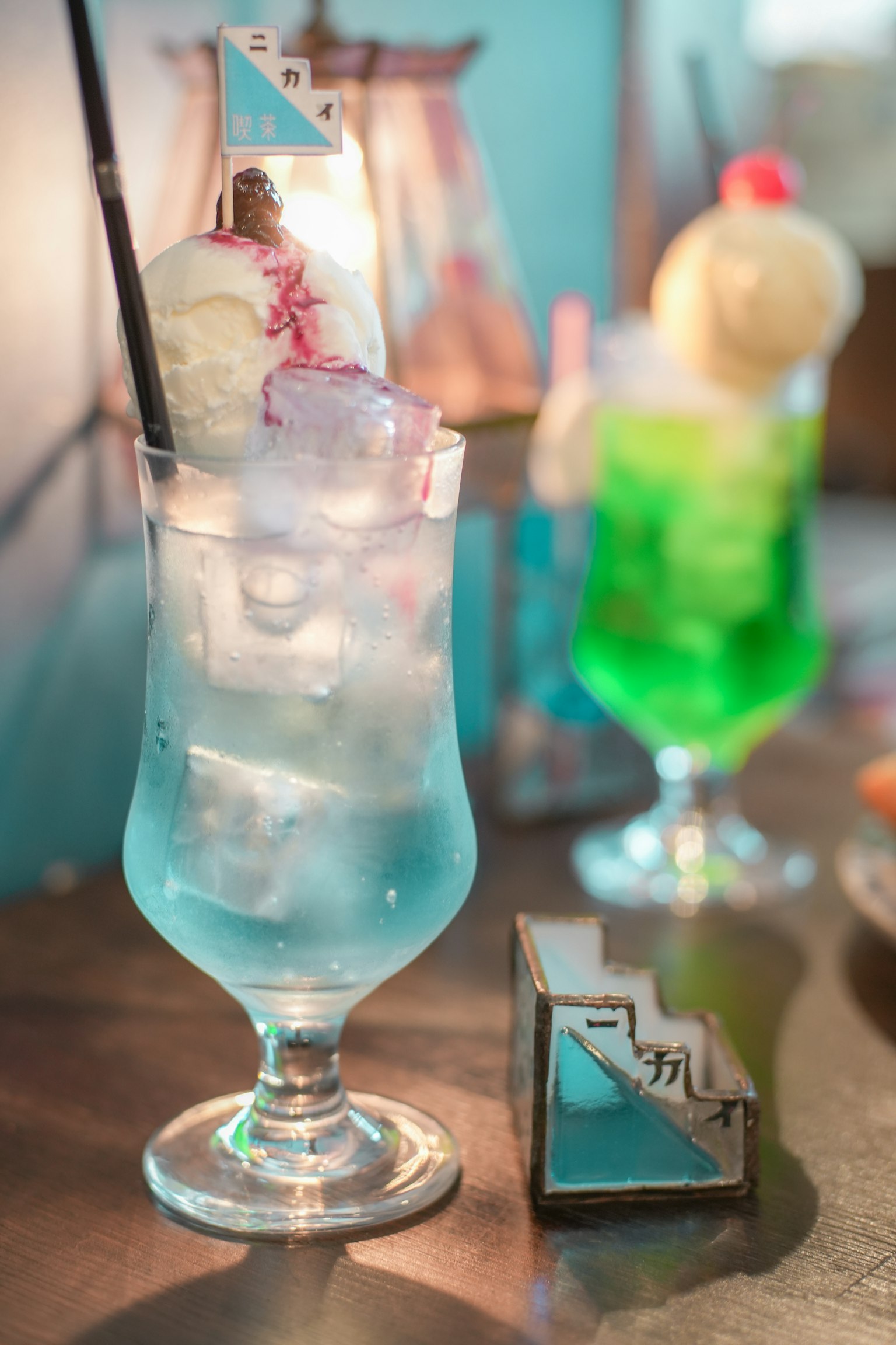 Ảnh của một ly cocktail xanh với đá và kem trong ly