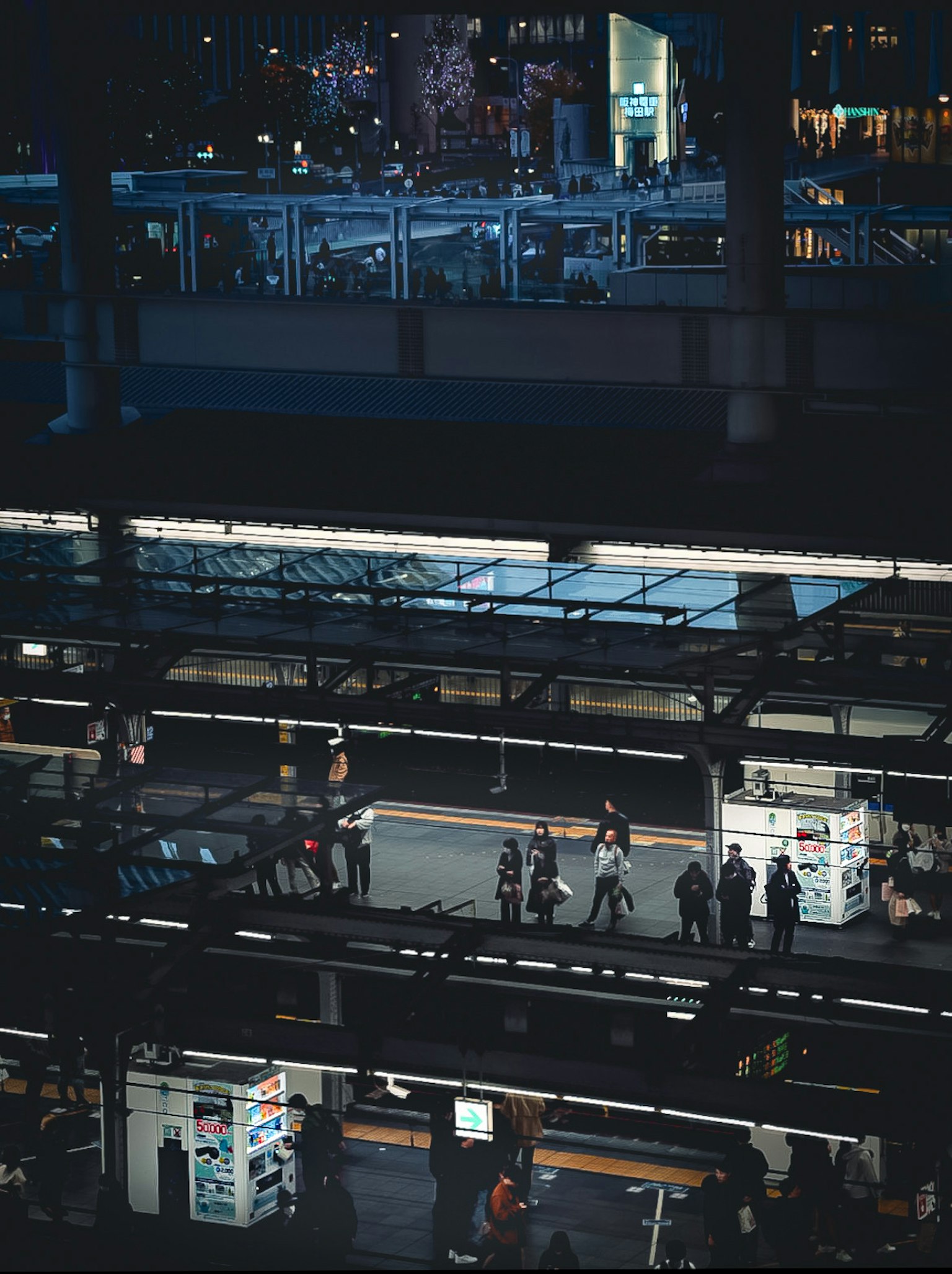 夜晚火車站平台上的人們