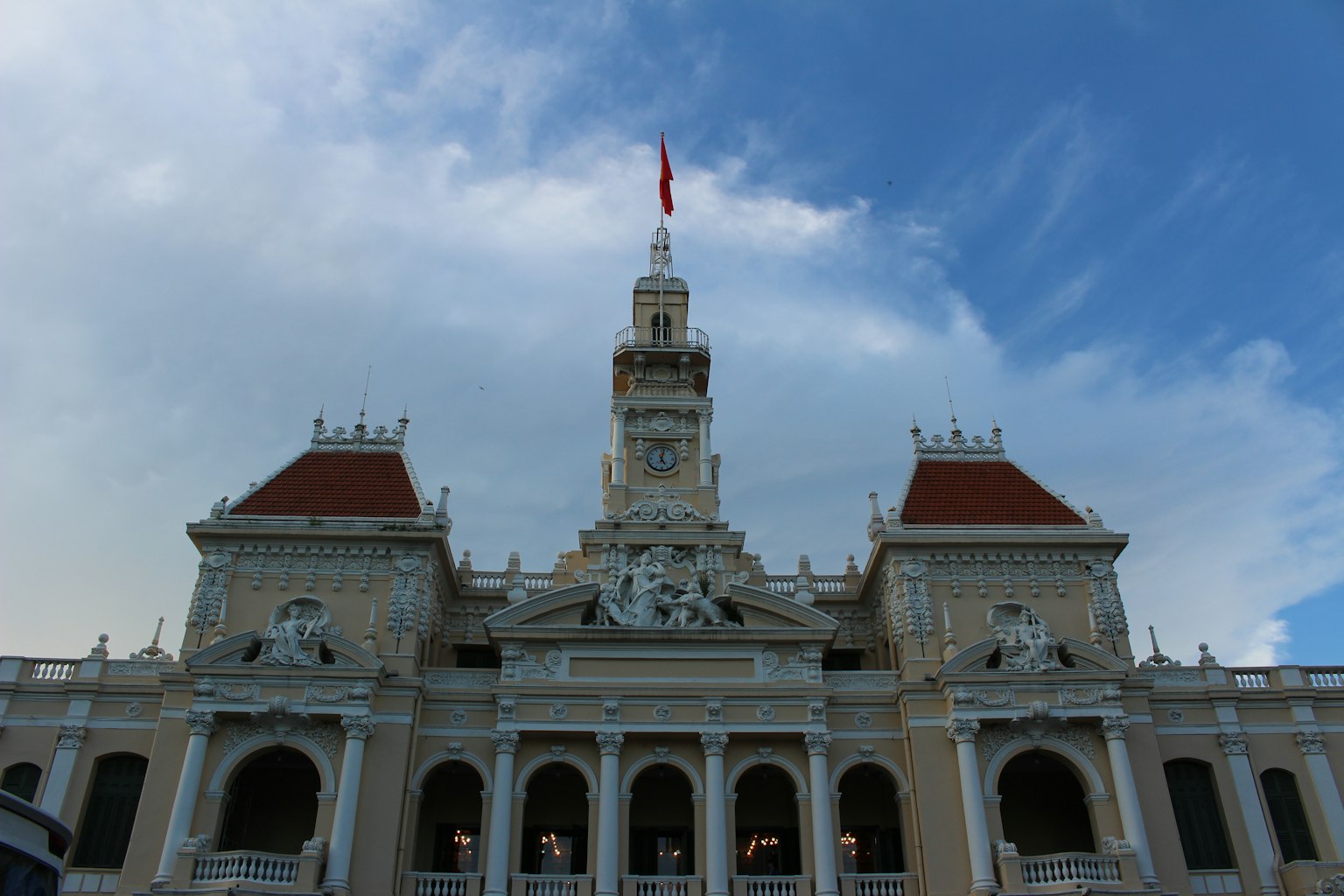 宏偉的胡志明市市政廳建築在藍天之下