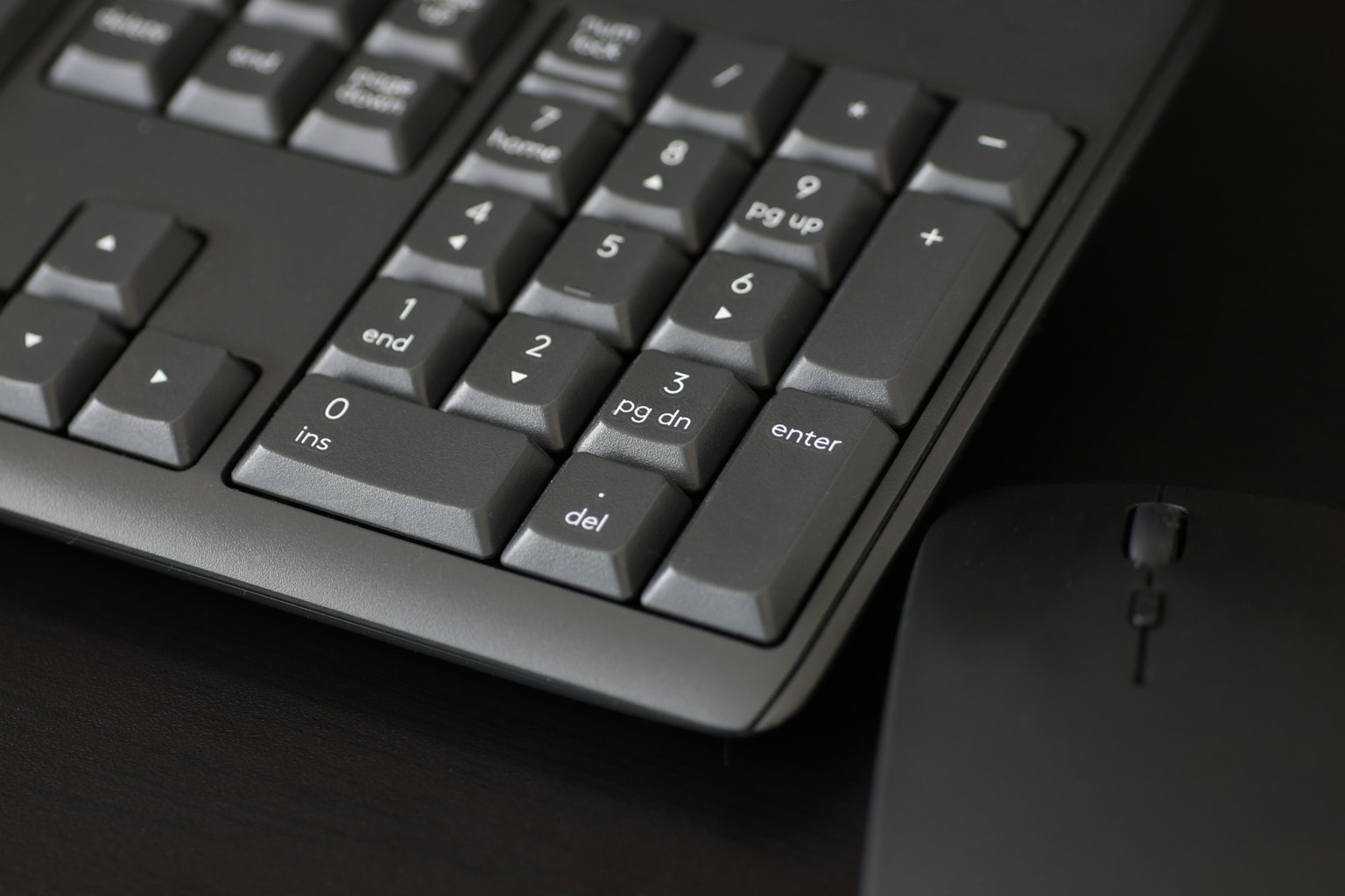 Imagen en primer plano de un teclado y un ratón negros