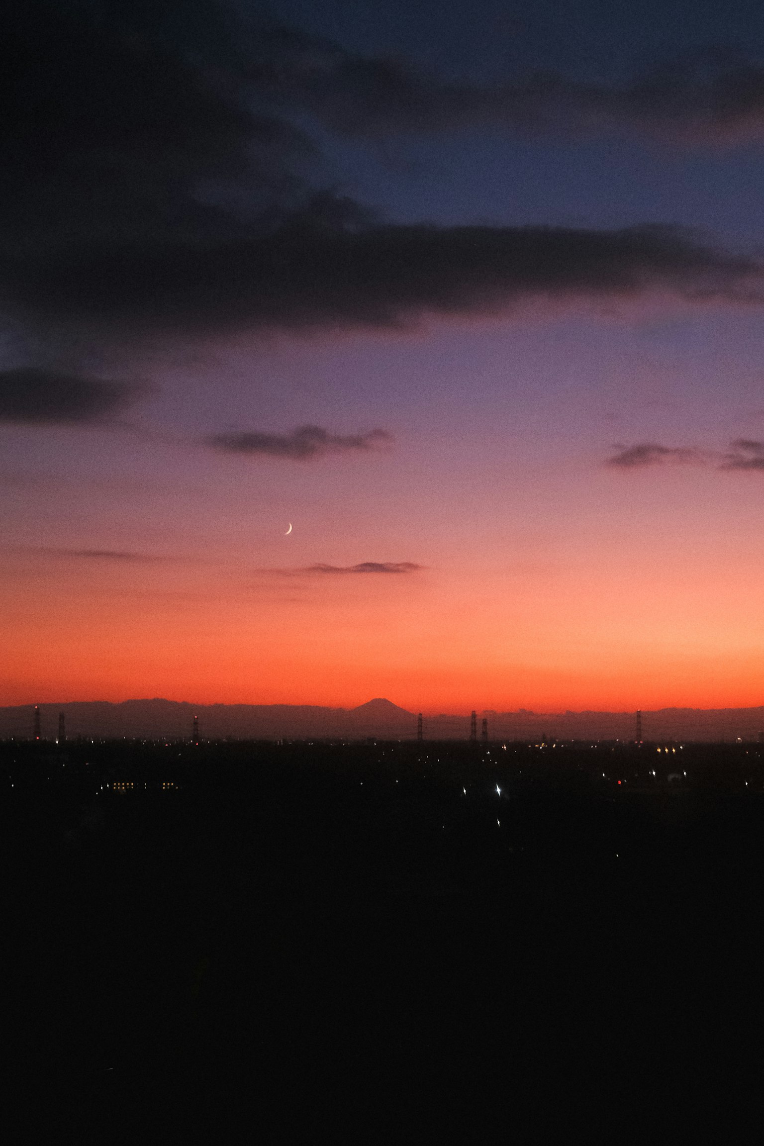 Magnifique paysage de coucher de soleil avec des nuages et une étoile visible