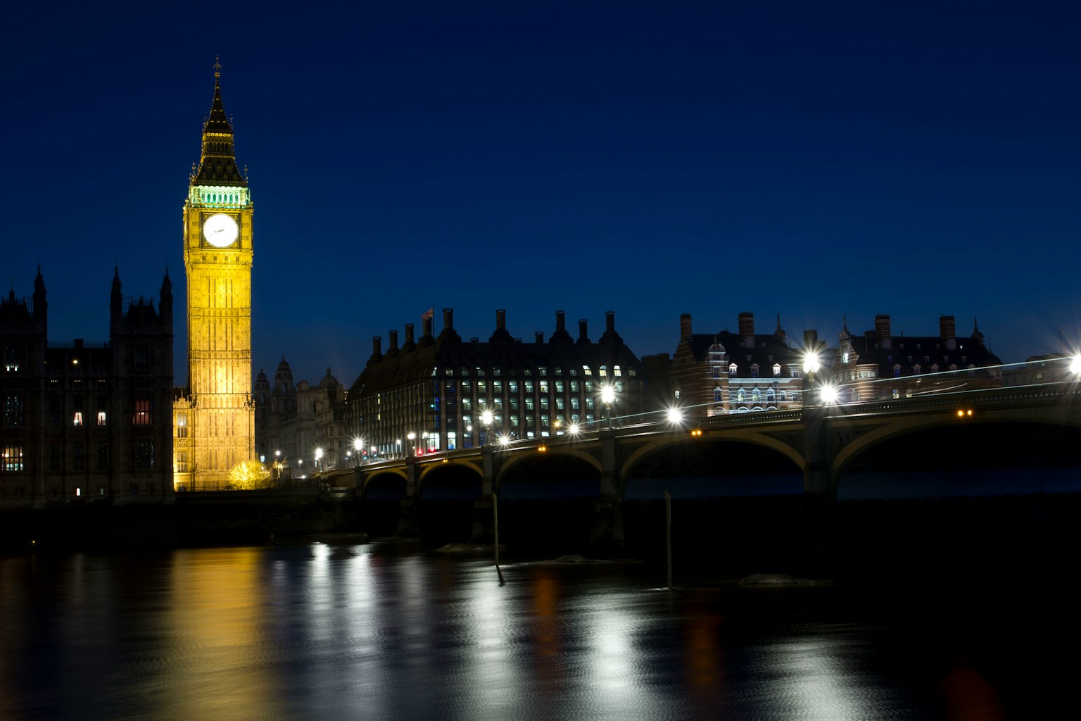 Hermosa vista de Big Ben y el puente de Westminster a lo largo del río Támesis por la noche