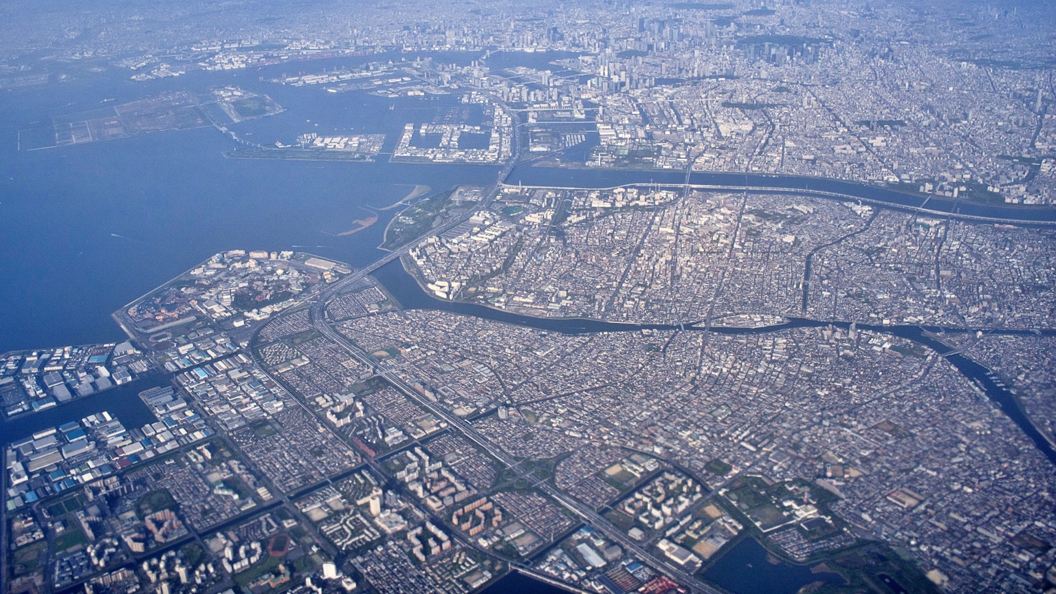 Cảnh quan đô thị rộng lớn từ trên cao qua vịnh Tokyo