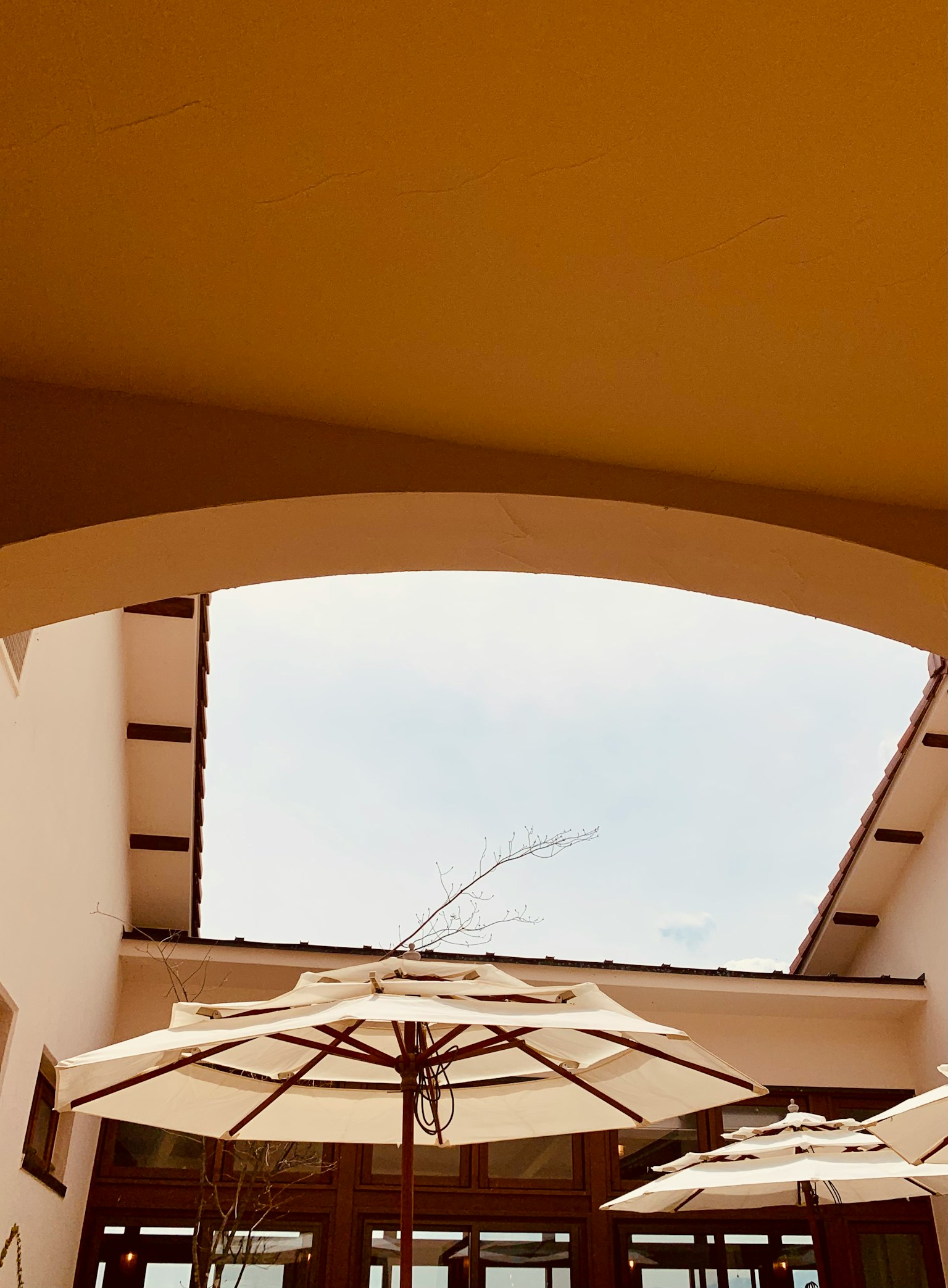 Vue vers le haut des parasols extérieurs et d'un ciel ouvert