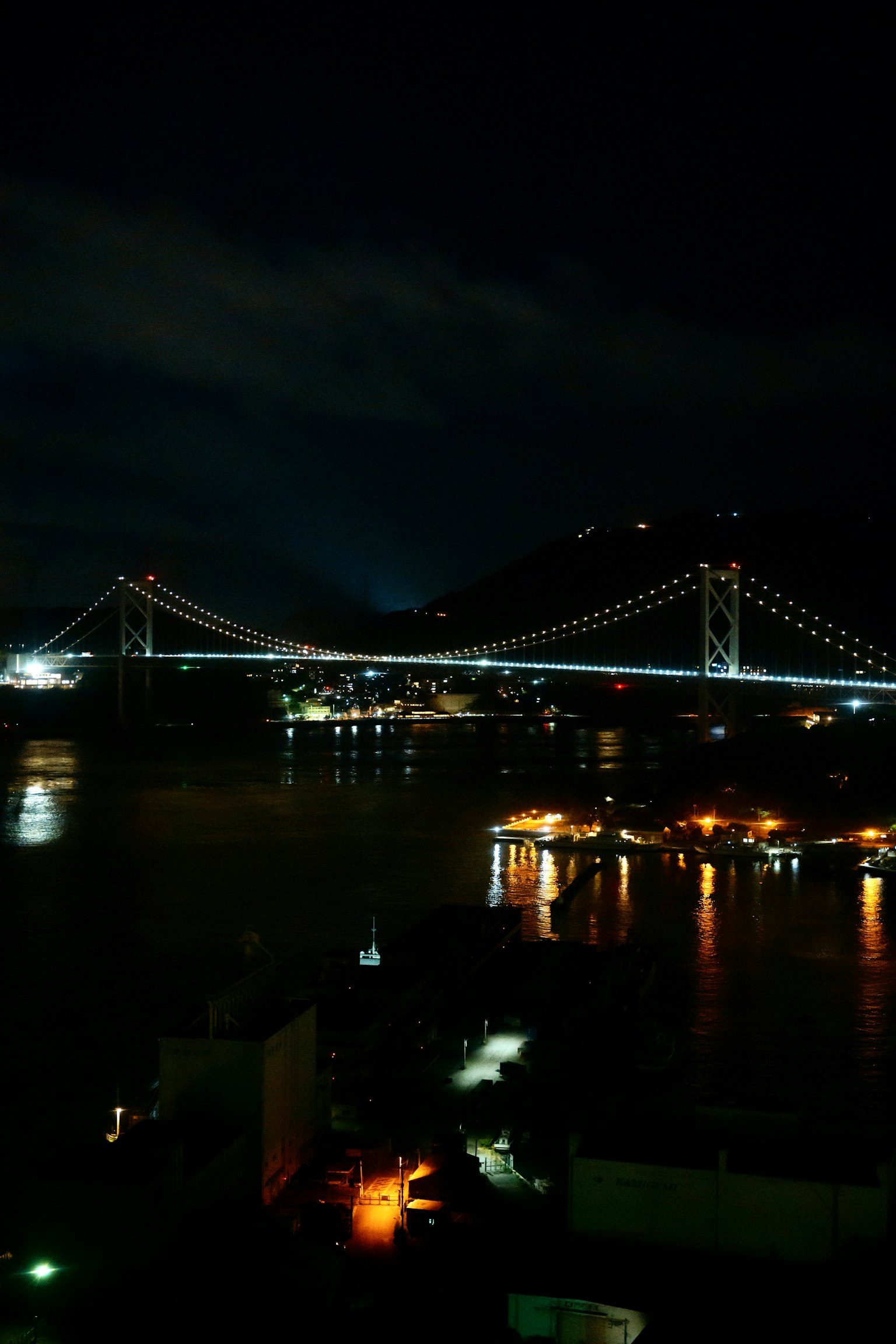 夜晚照亮的桥和水面倒影的美丽景色