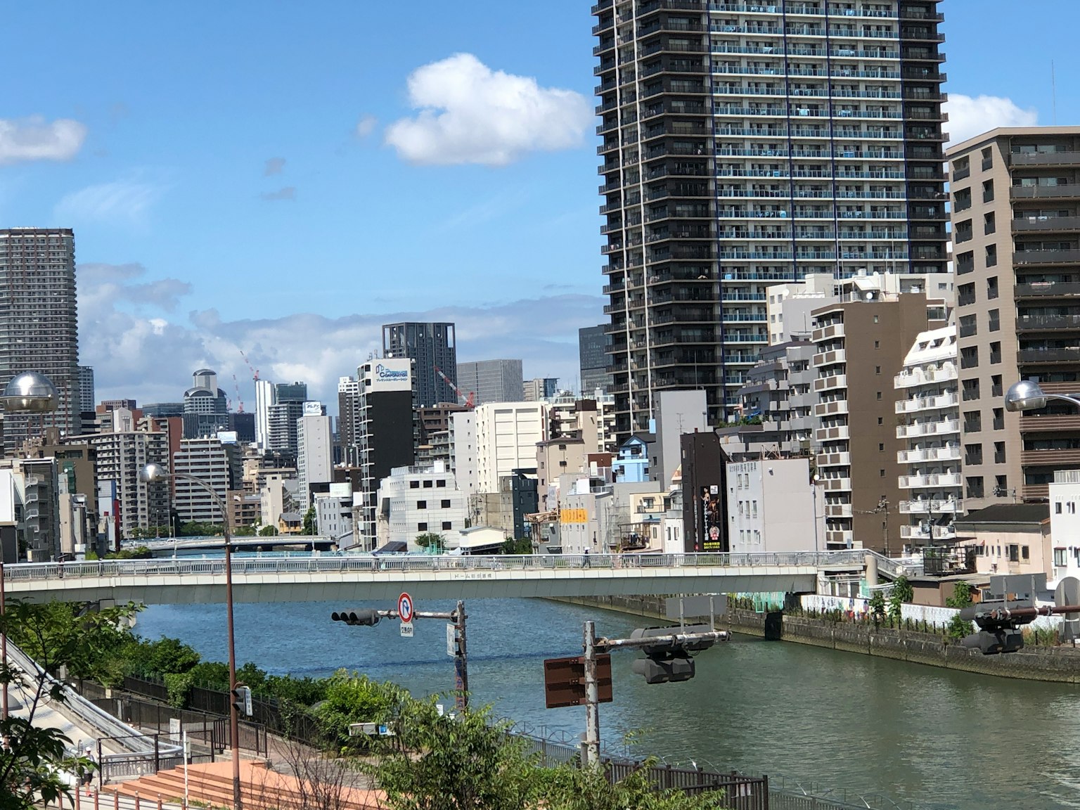 Paysage urbain avec gratte-ciels et rivière