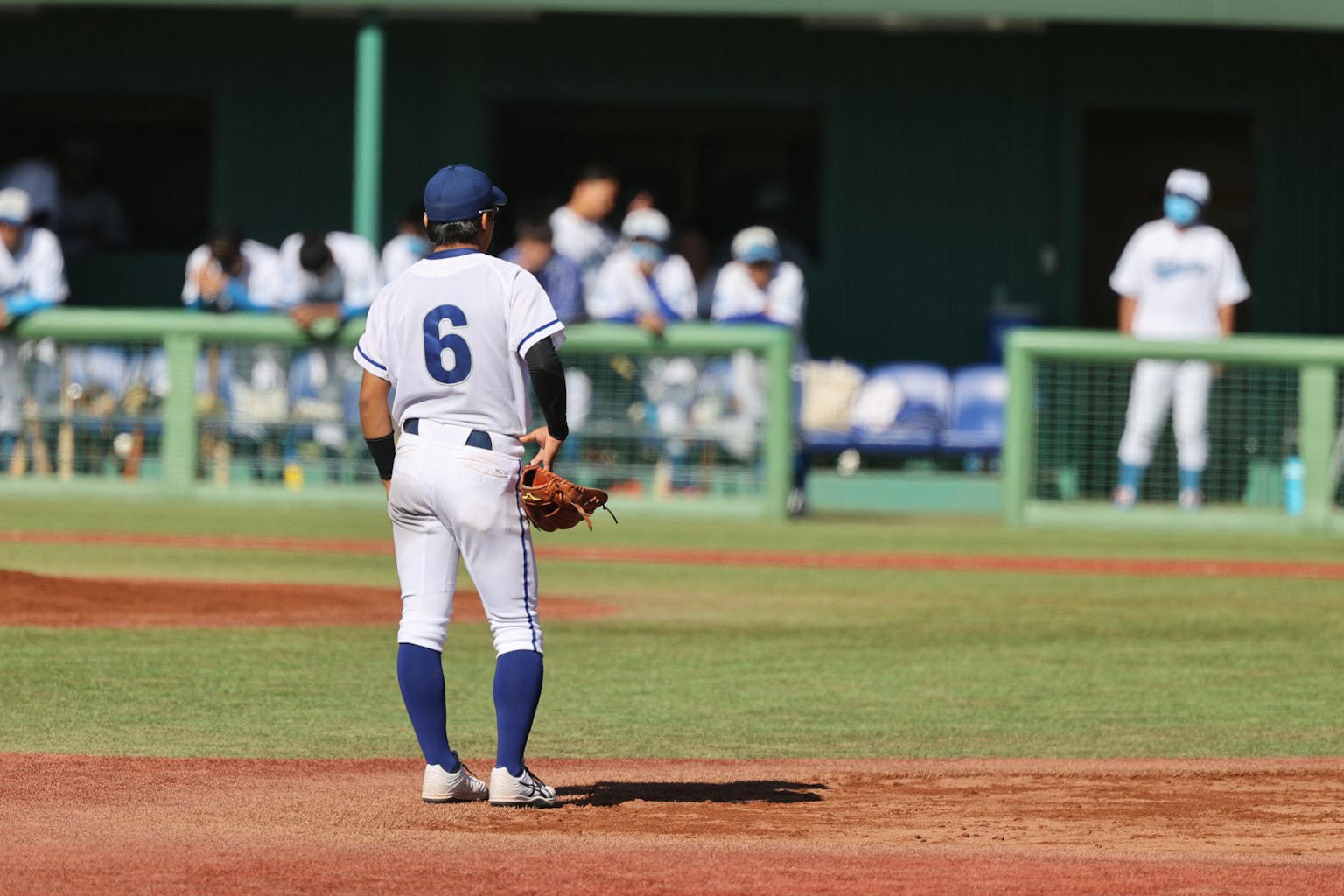 Joueur de baseball debout sur le monticule portant le numéro 6