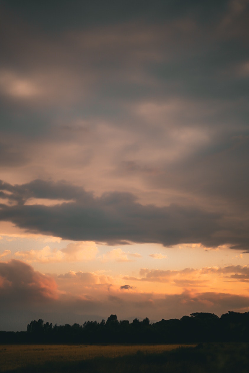 cielo al anochecer sobre un paisaje rural amplio