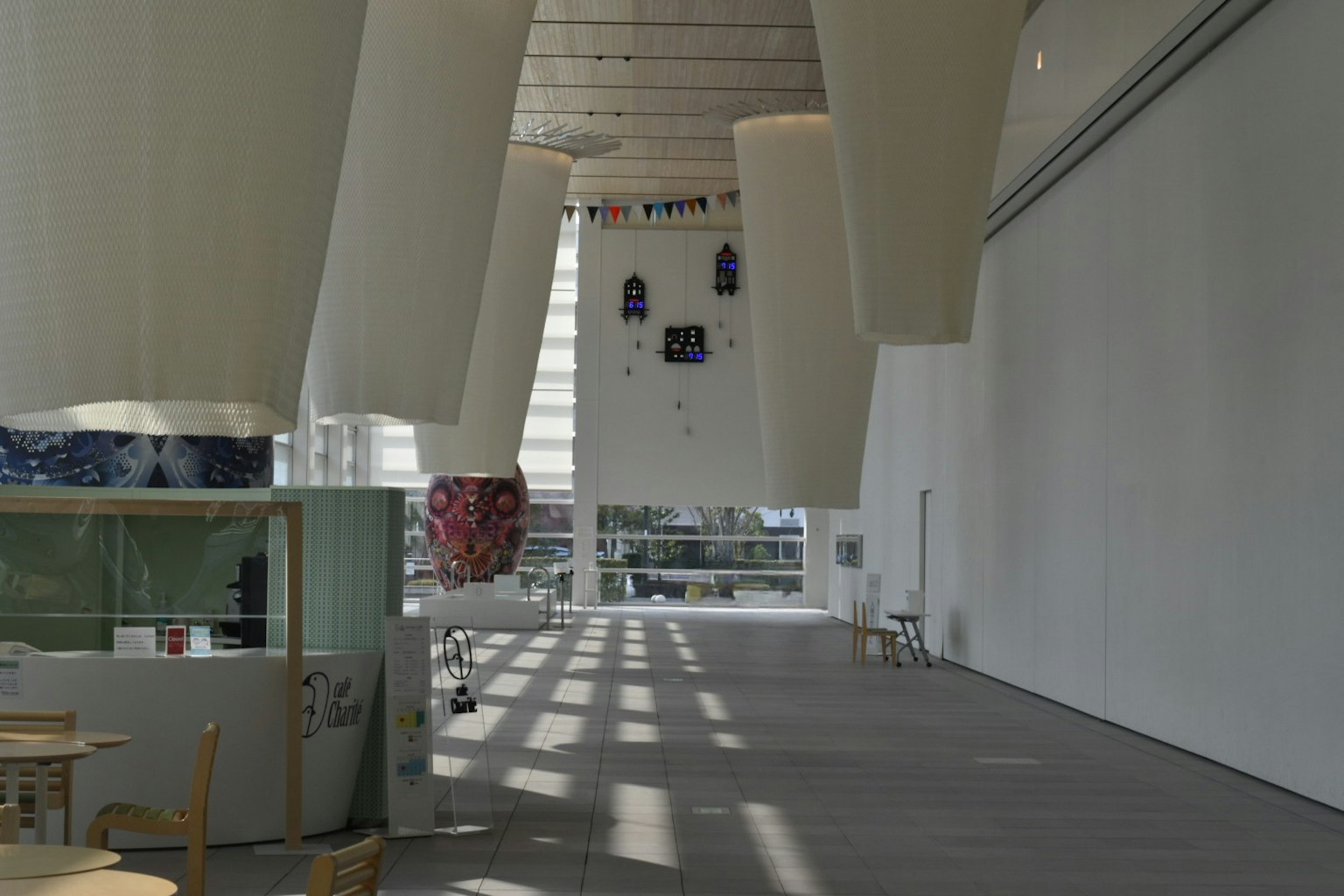 Interno di un museo d'arte moderna che mostra un design spazioso e caratteristiche uniche del soffitto
