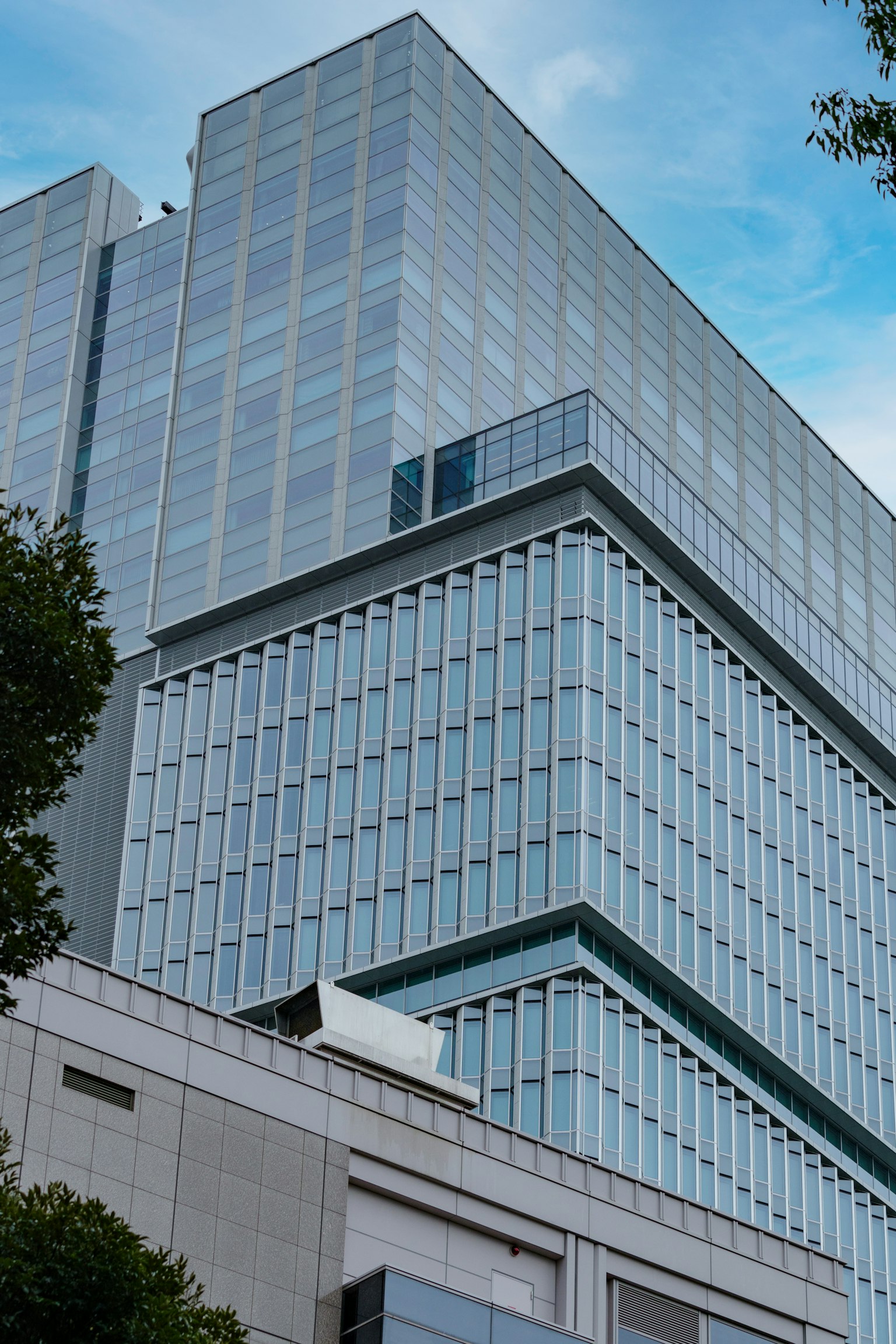 Plan rapproché d'un gratte-ciel avec une façade en verre sur fond de ciel bleu