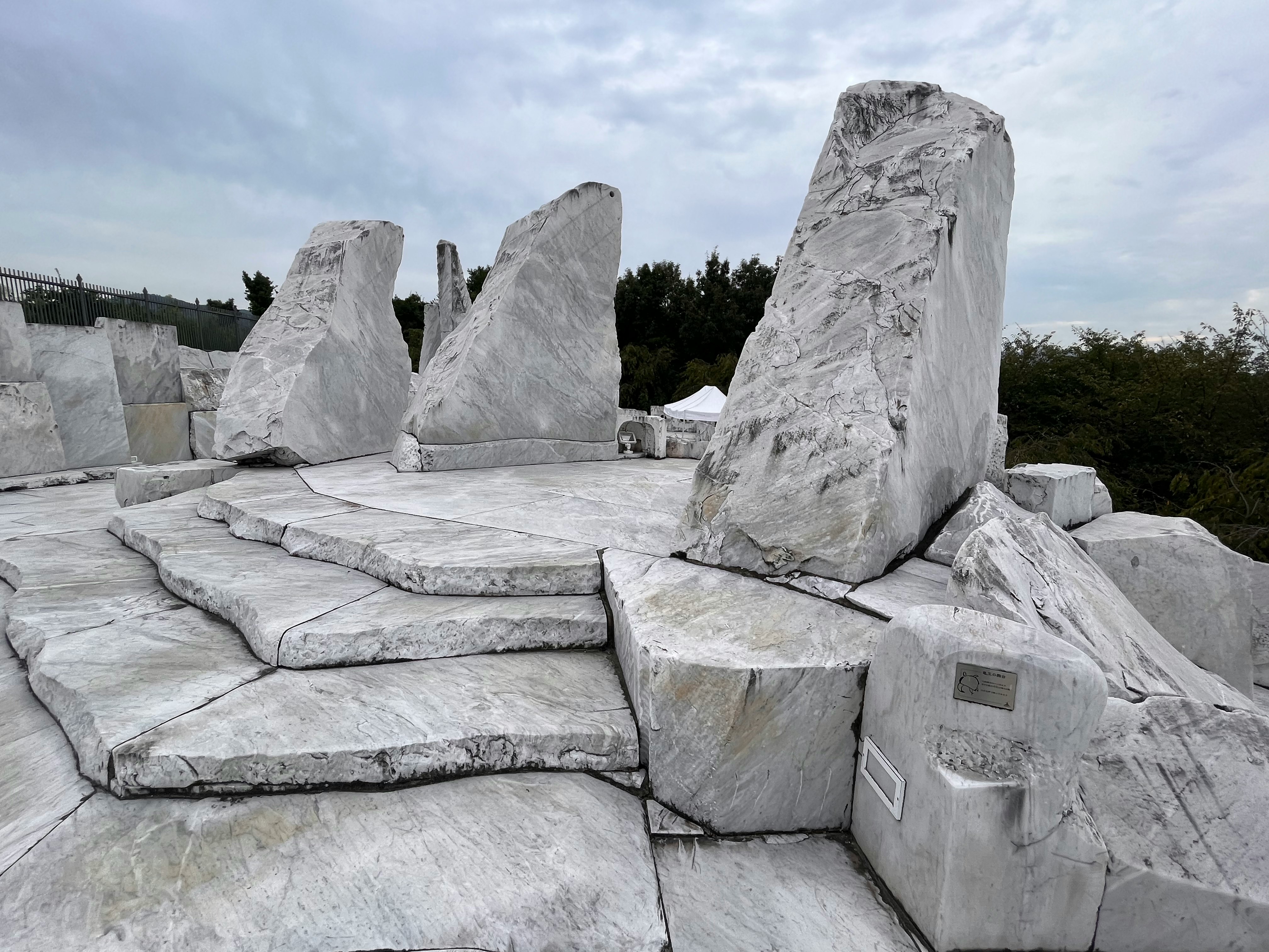 espace commémoratif extérieur avec des monuments en pierre blanche
