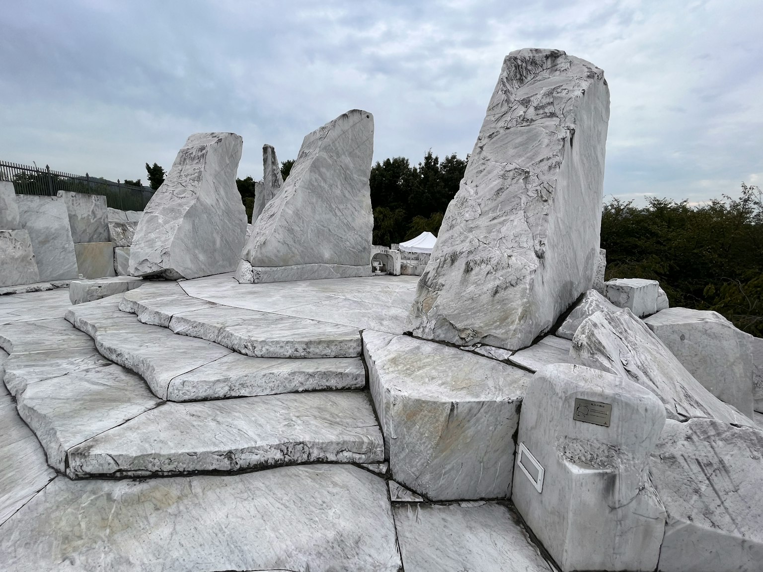Paesaggio all'aperto con sculture in marmo bianco e gradini in pietra