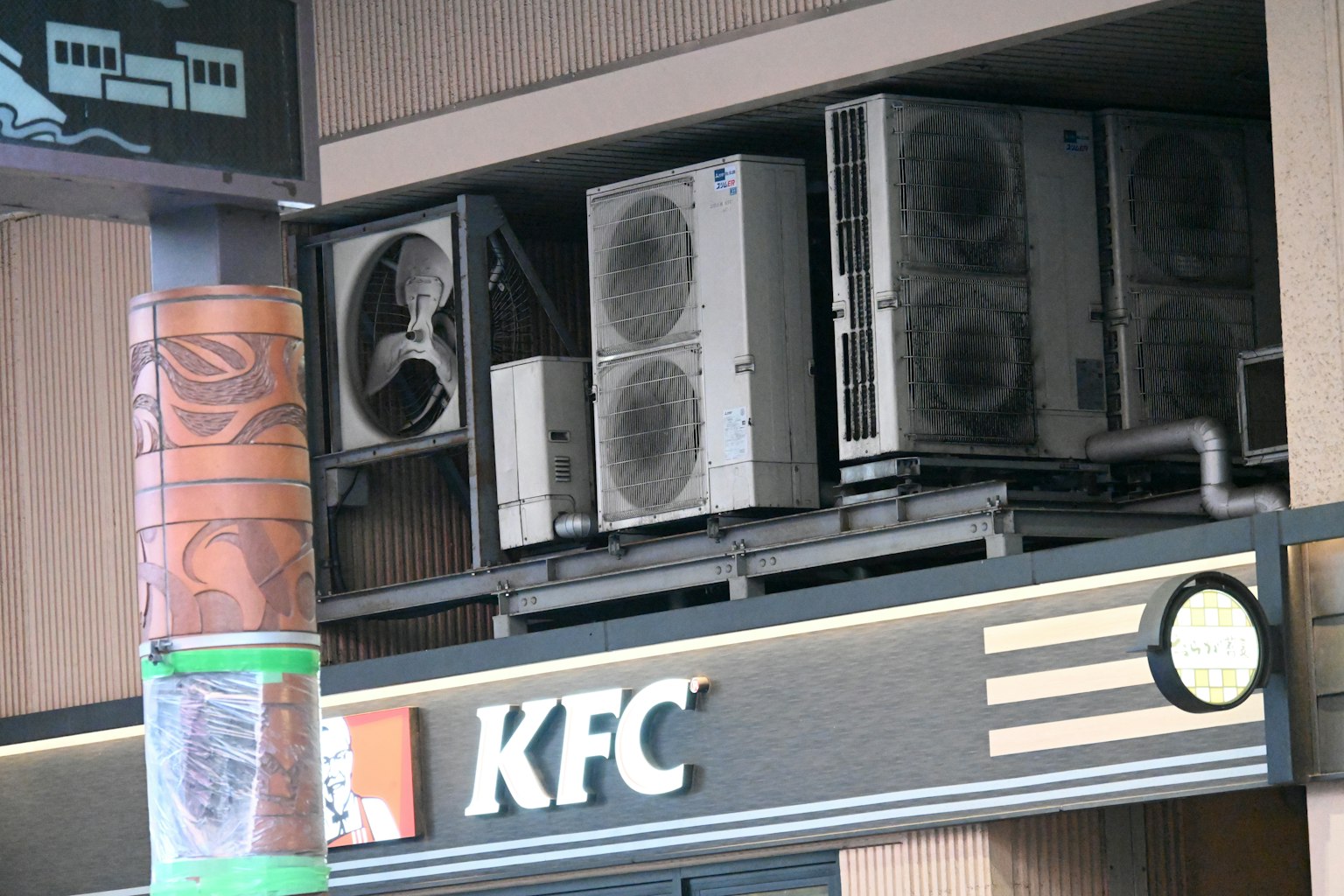 KFC标志上方安装的空调单元的图像