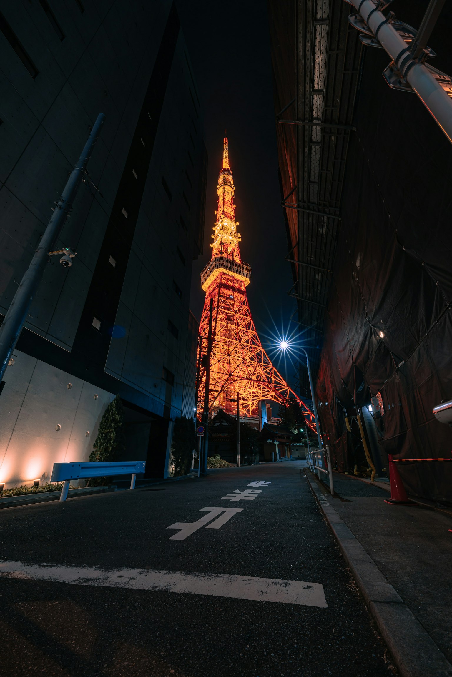 Torre di Tokyo illuminata di notte in una strada stretta