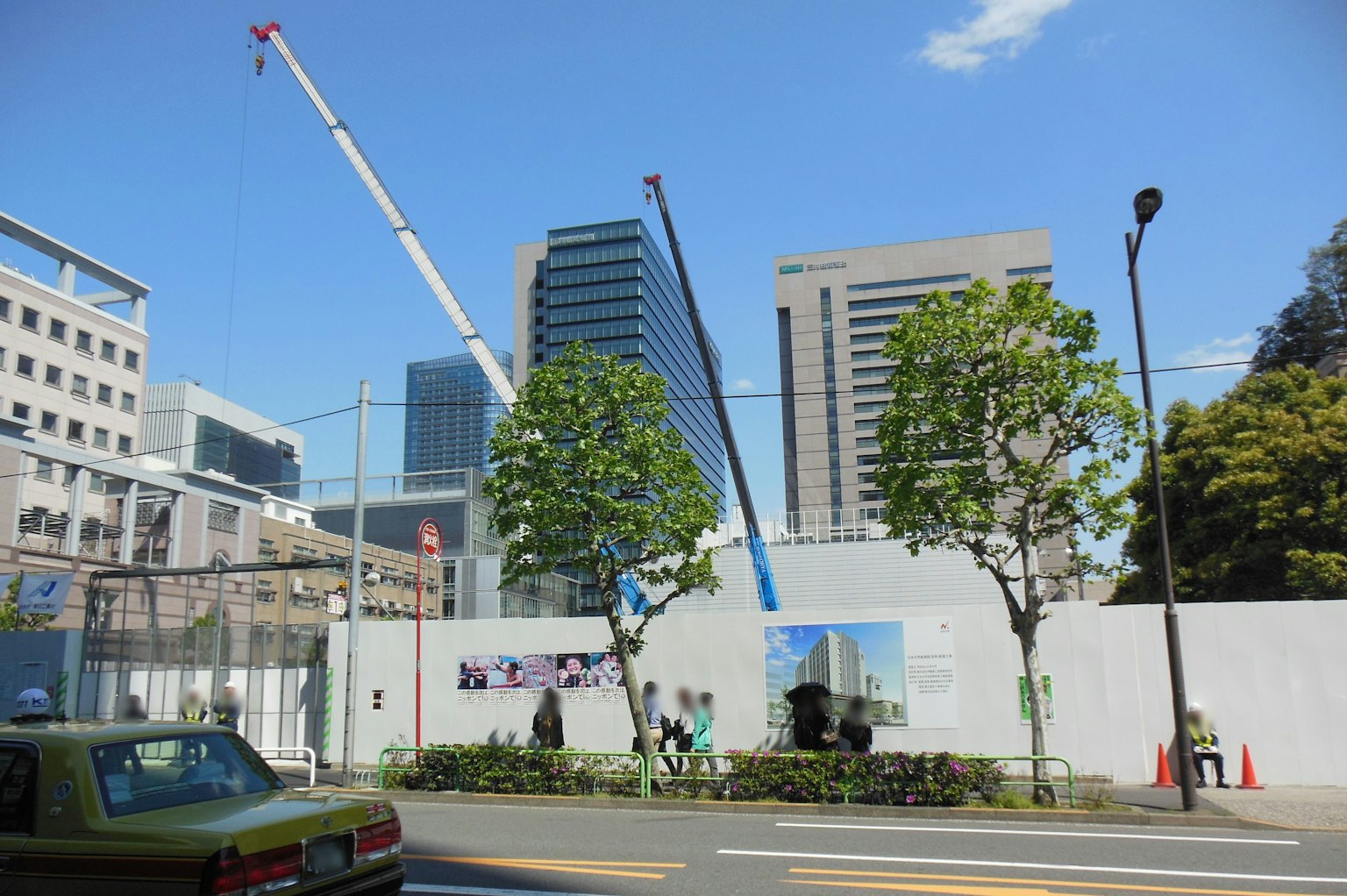 Pemandangan kota dengan gedung pencakar langit dan crane