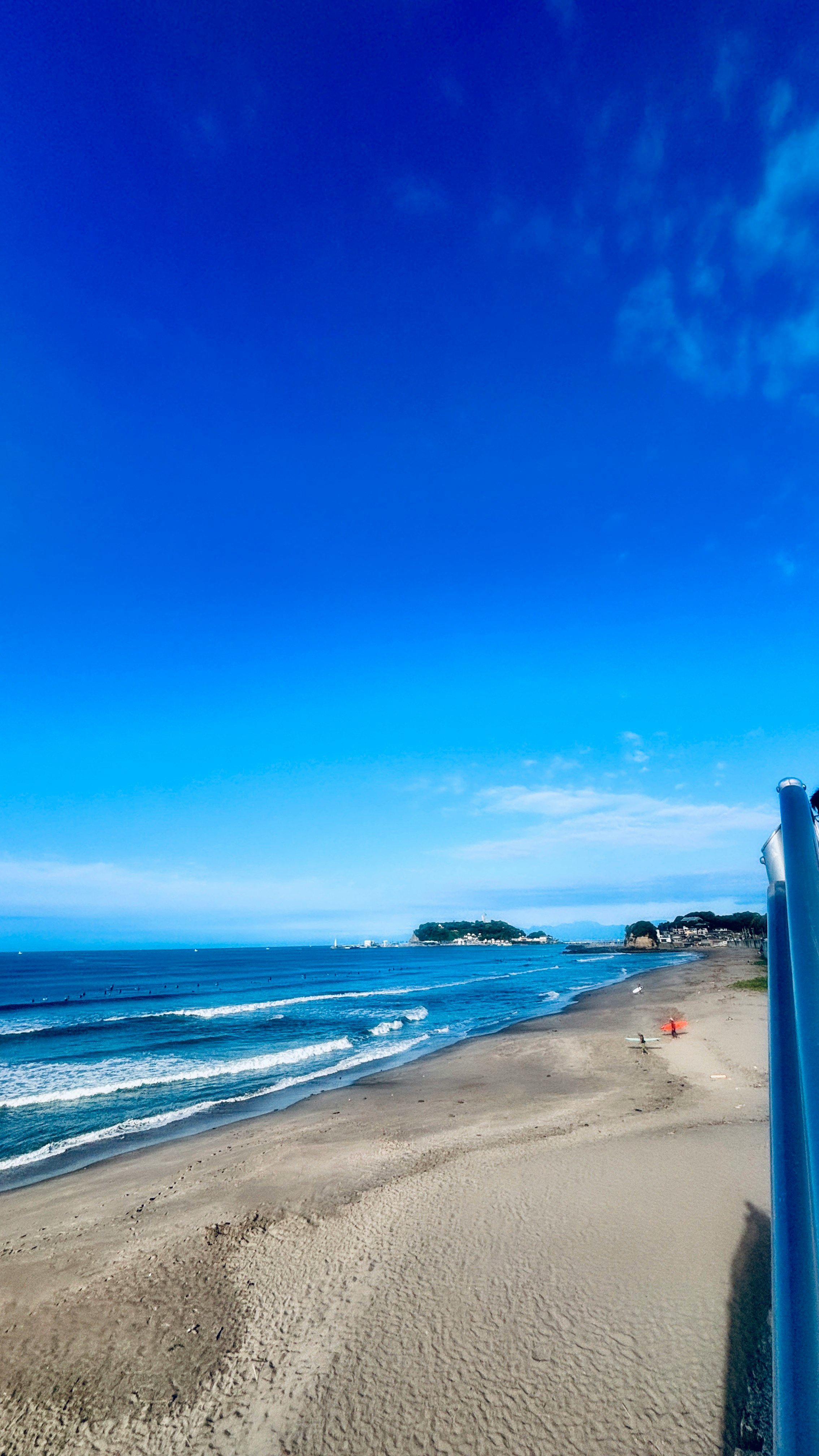 paisaje de playa costera bajo un cielo azul