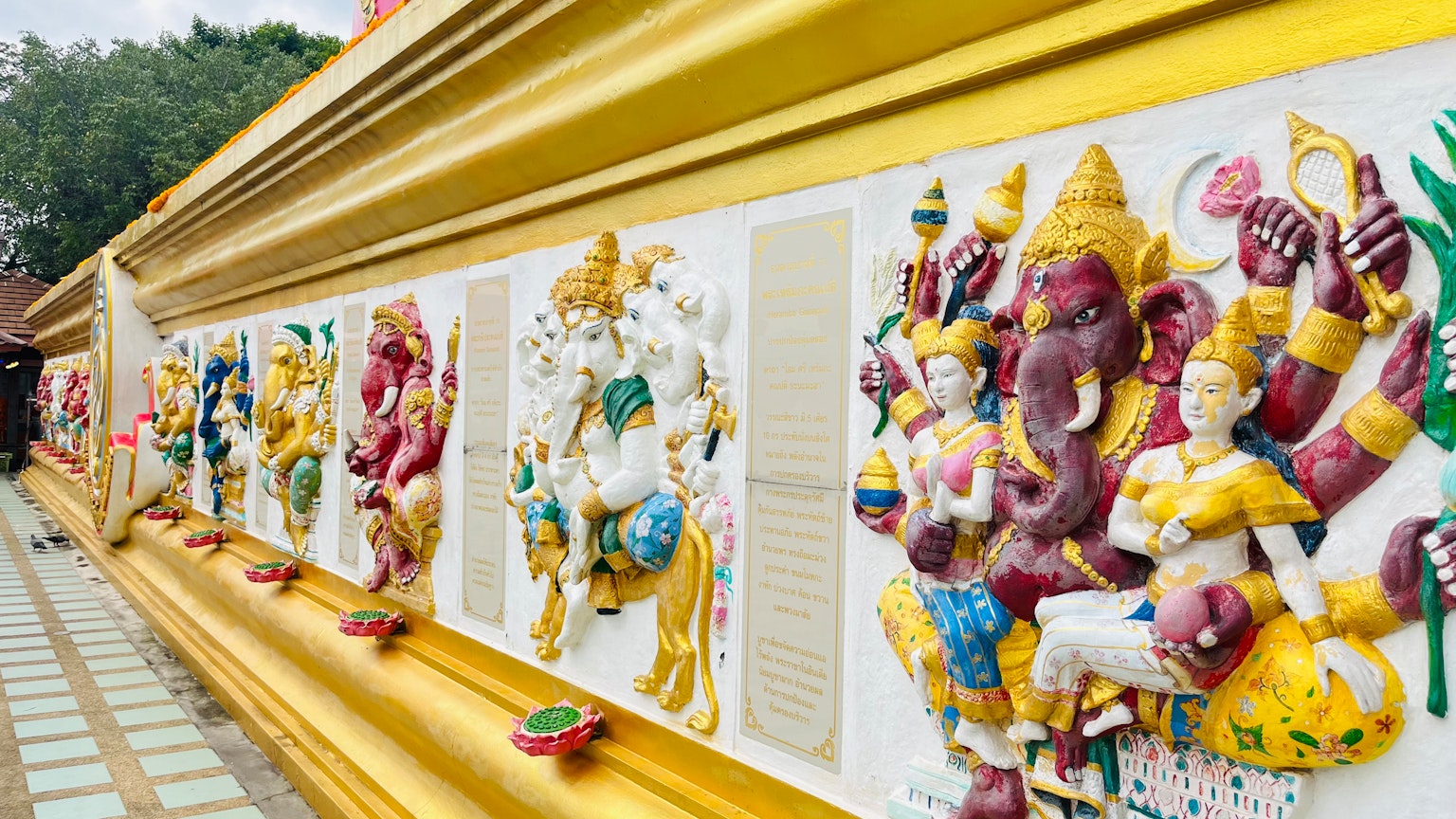 美丽的寺庙，金色墙壁上有色彩丰富的神灵雕塑