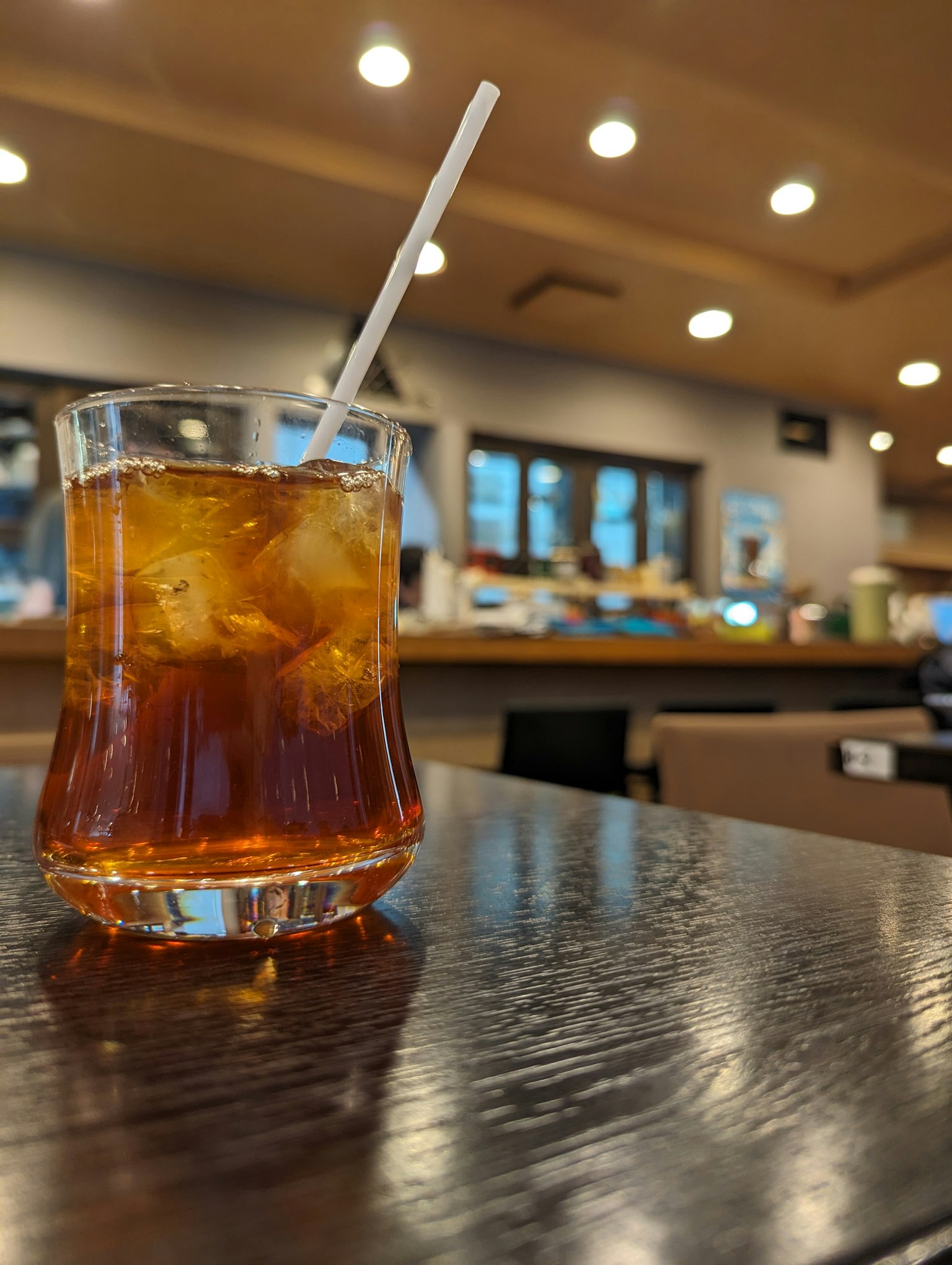 Un bicchiere di tè freddo su un tavolo all'interno di un caffè