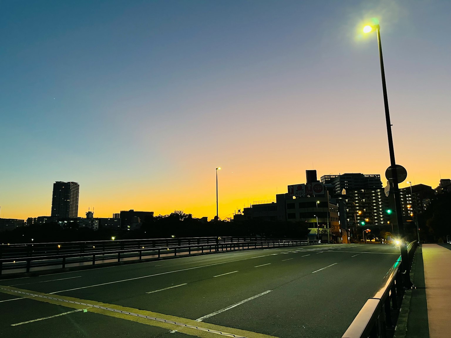 Paisaje urbano al anochecer con farolas brillantes en un puente