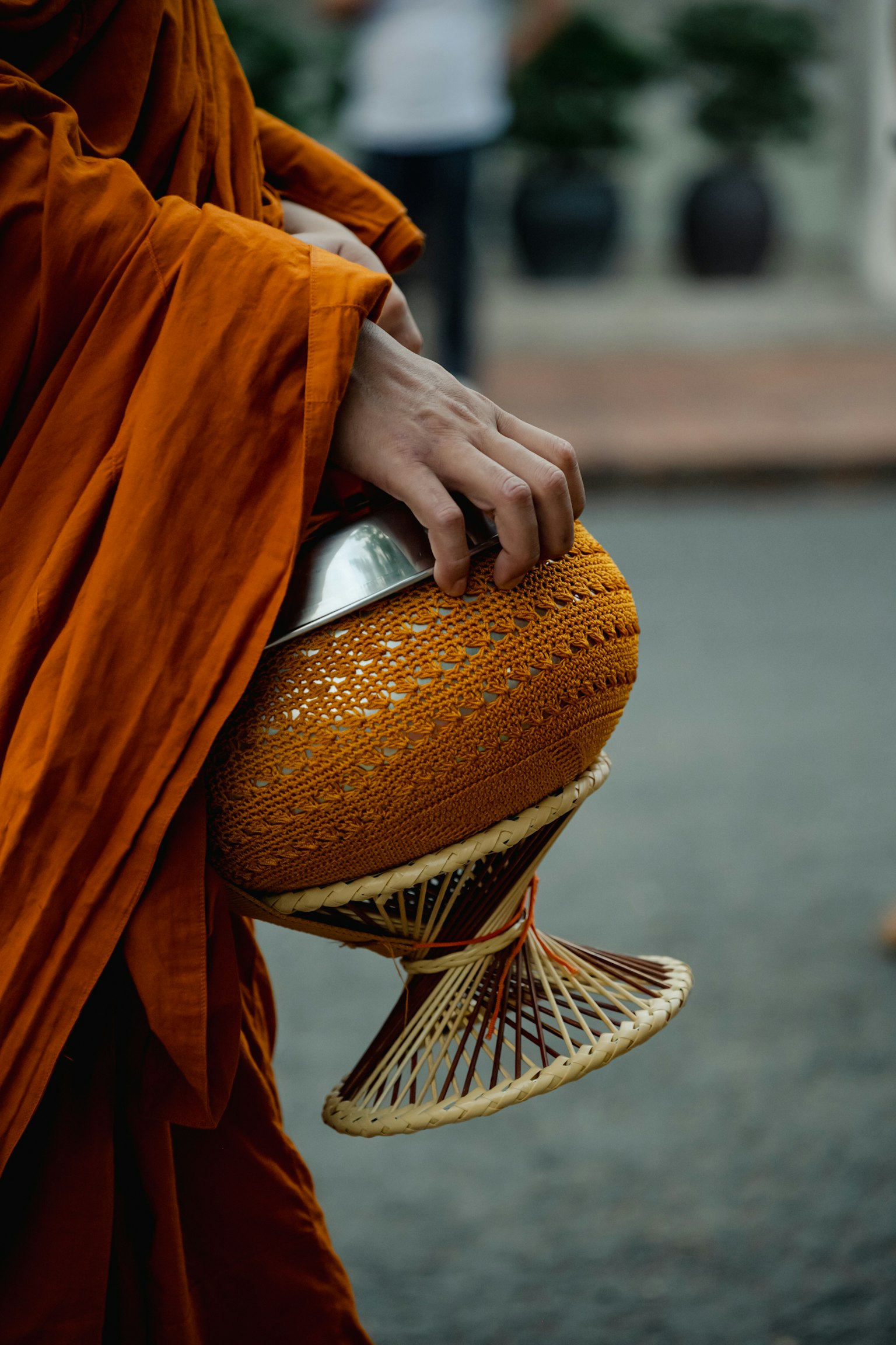 พระในจีวรสีส้มถือชามทอง