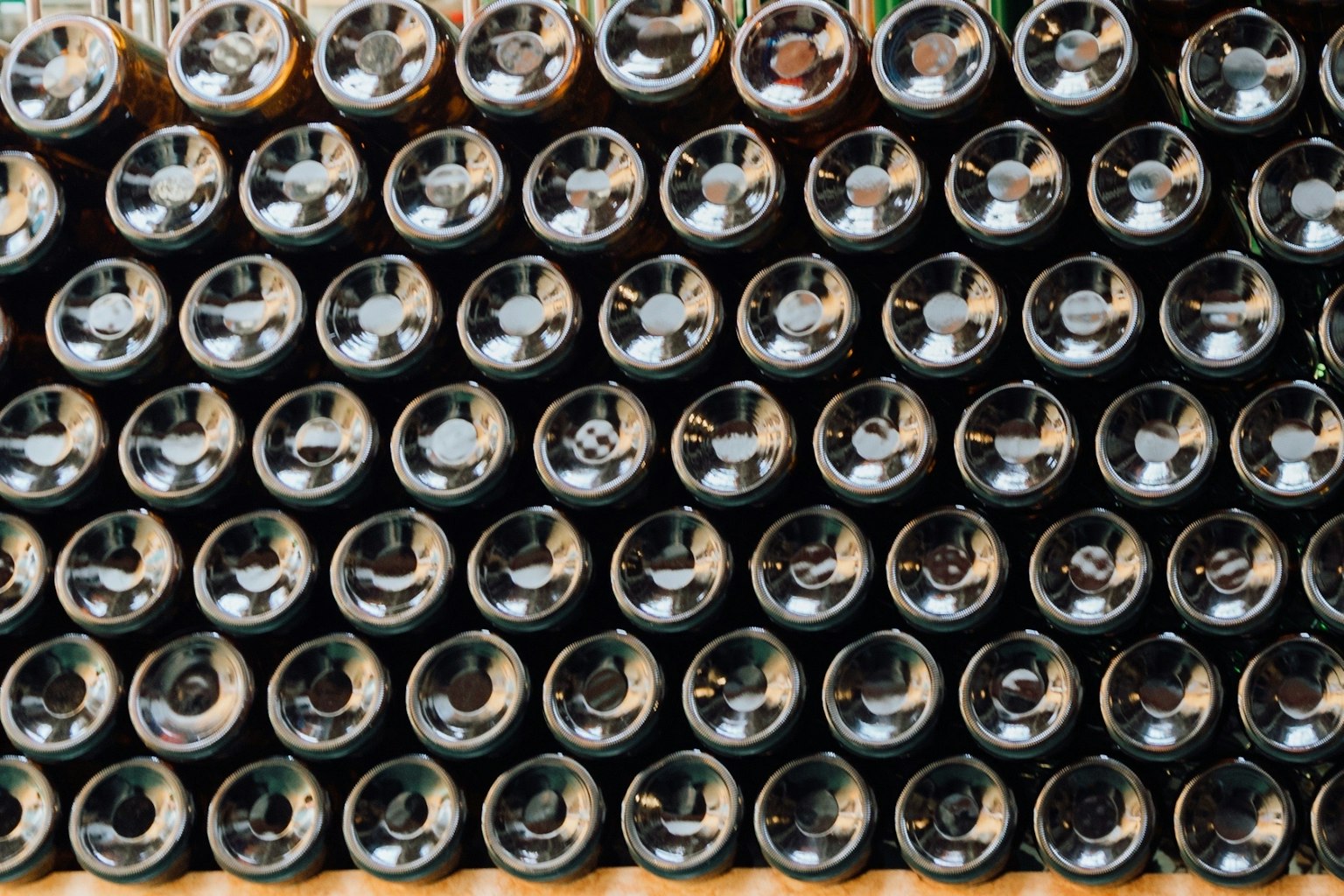 Une disposition soigneusement rangée de bouteilles de vin