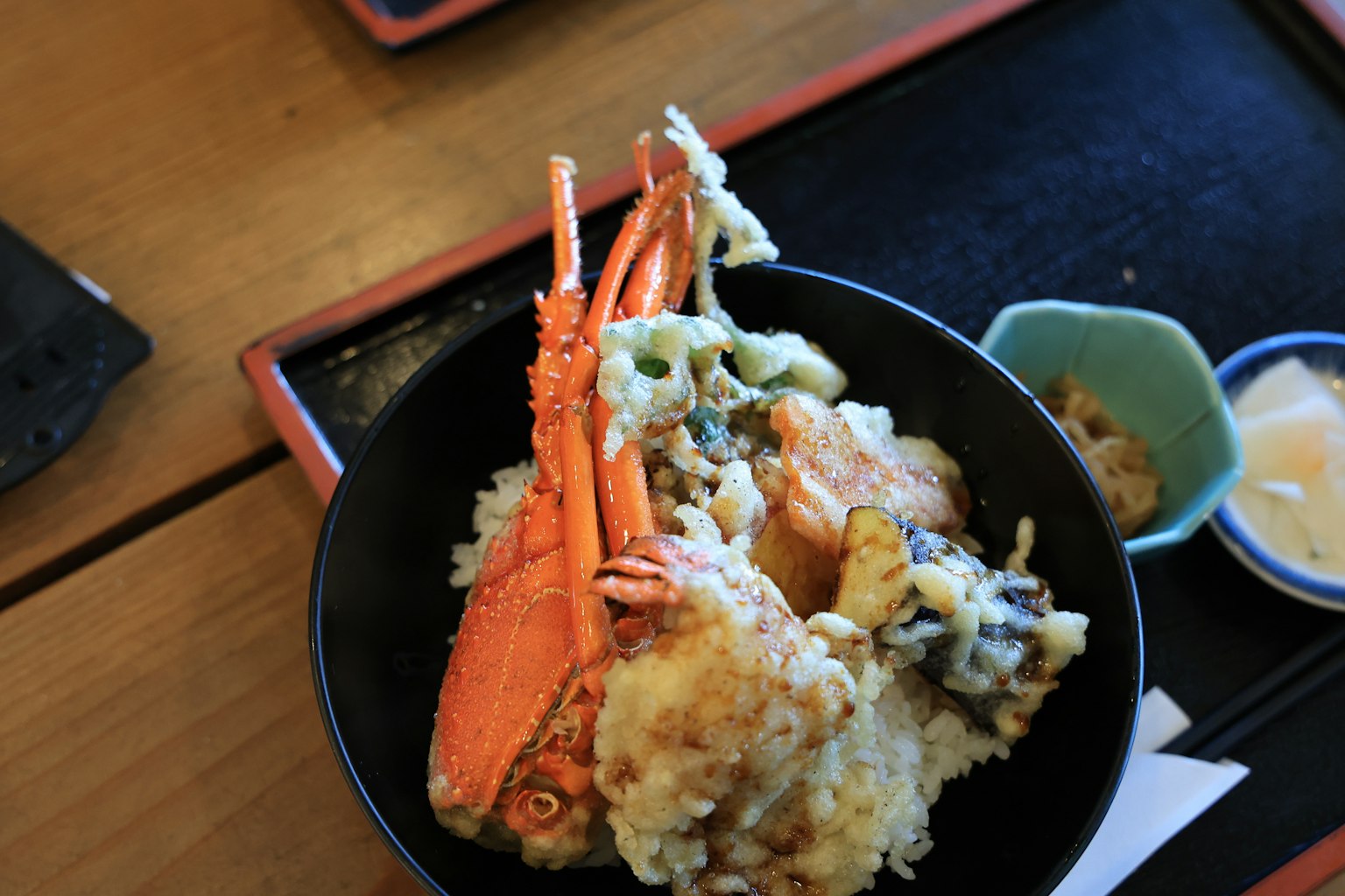 Ciotola di riso con tempura e granchio