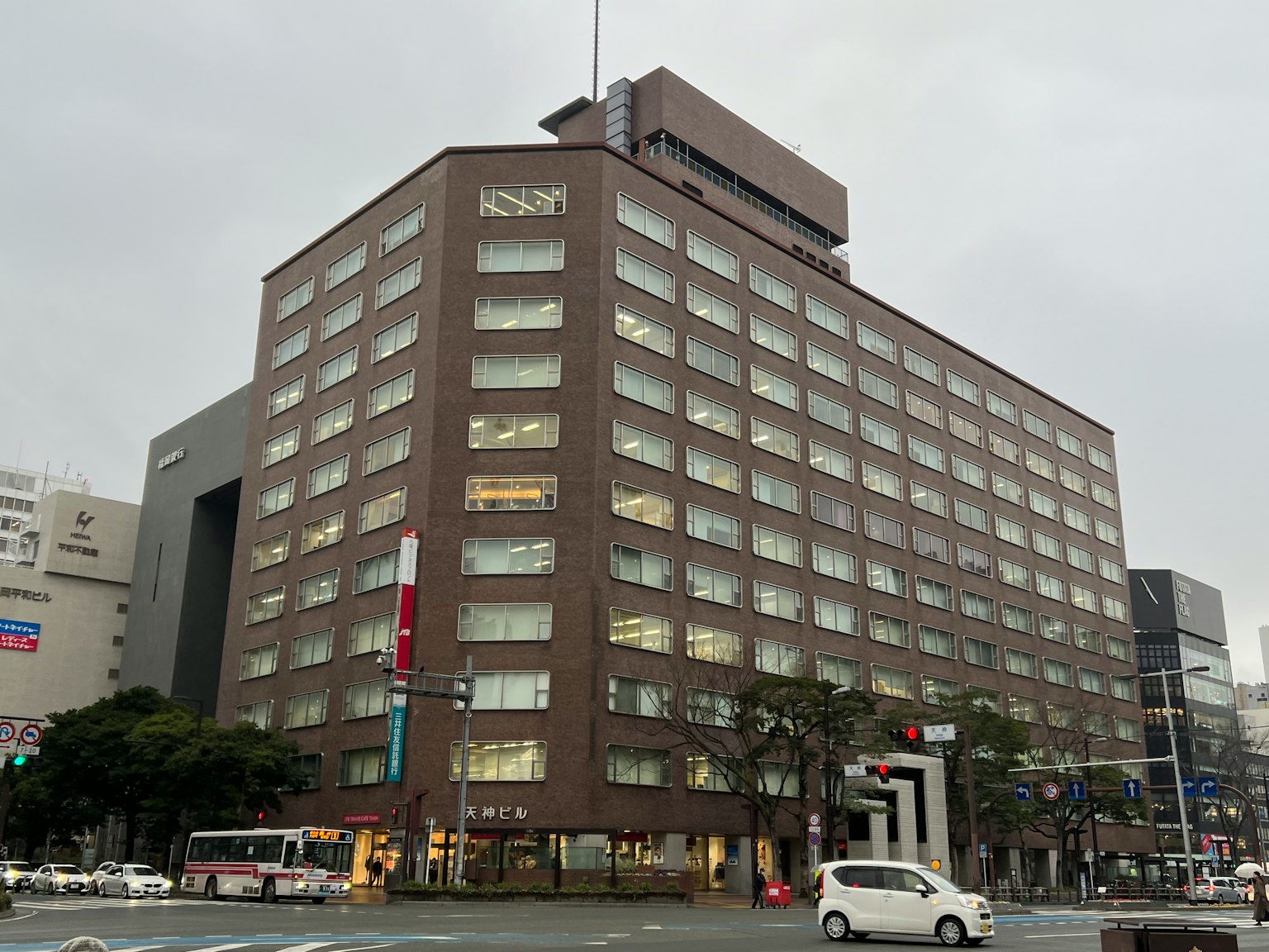 在灰色天空下的大型棕色建築，擁有許多窗戶