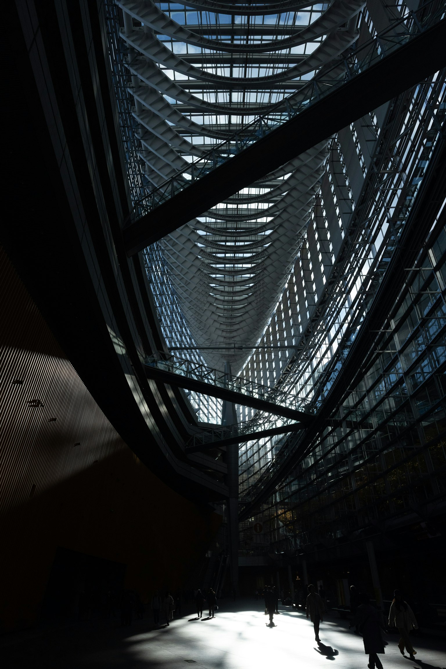 Innenraum eines modernen Gebäudes mit komplexem architektonischen Design und Licht-Schatten-Kontrast