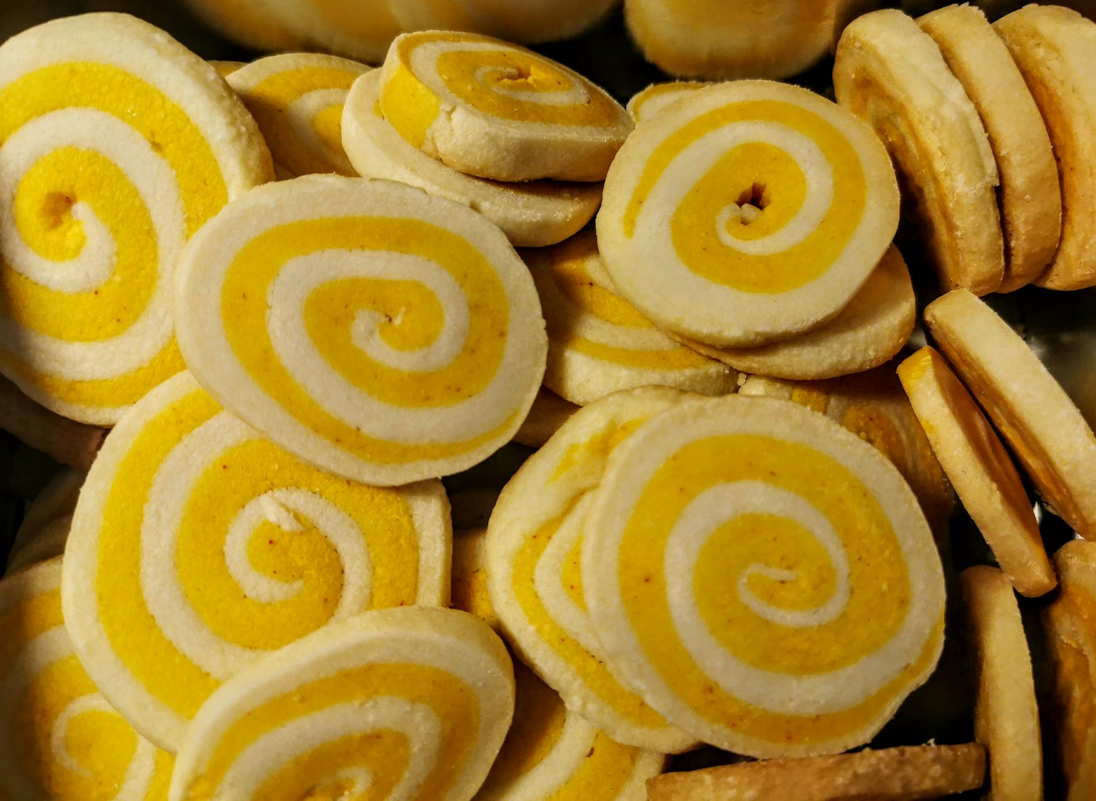 Une pile de biscuits à motif spiral jaune