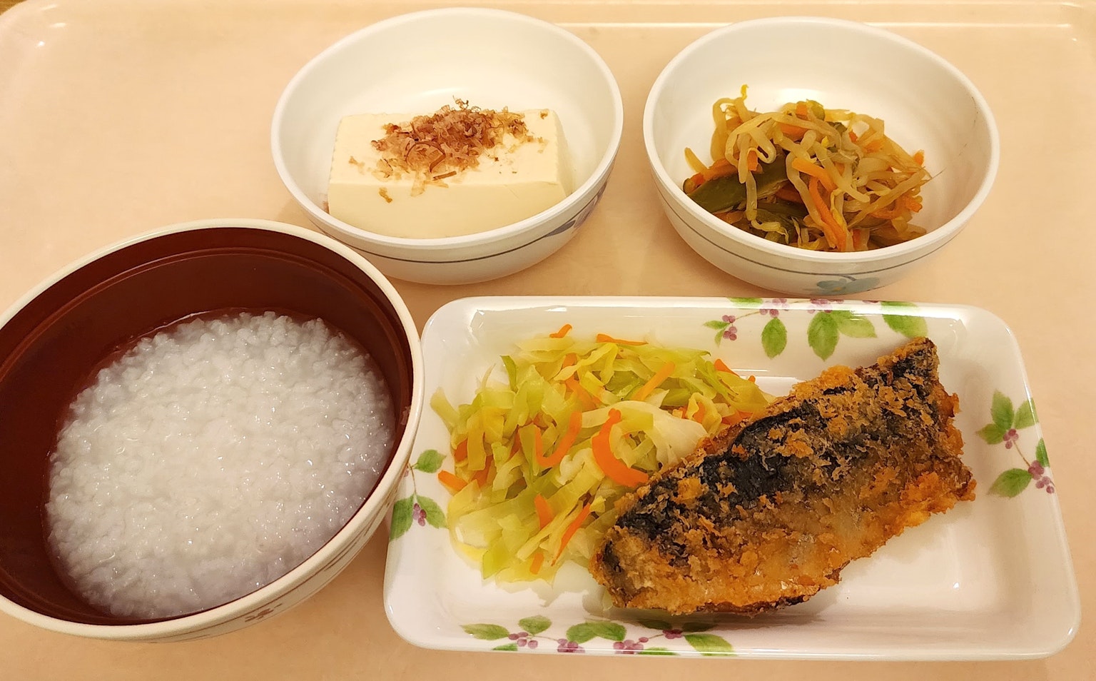 Một bữa ăn gồm cơm trắng, cá nướng, salad và đậu phụ