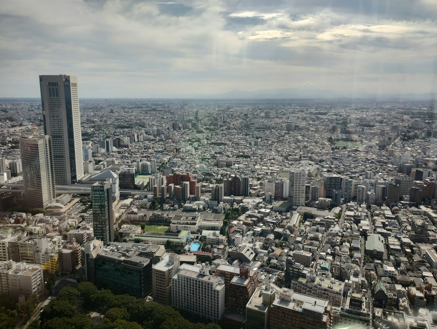 Vista aerea di Tokyo che mostra un vasto paesaggio urbano