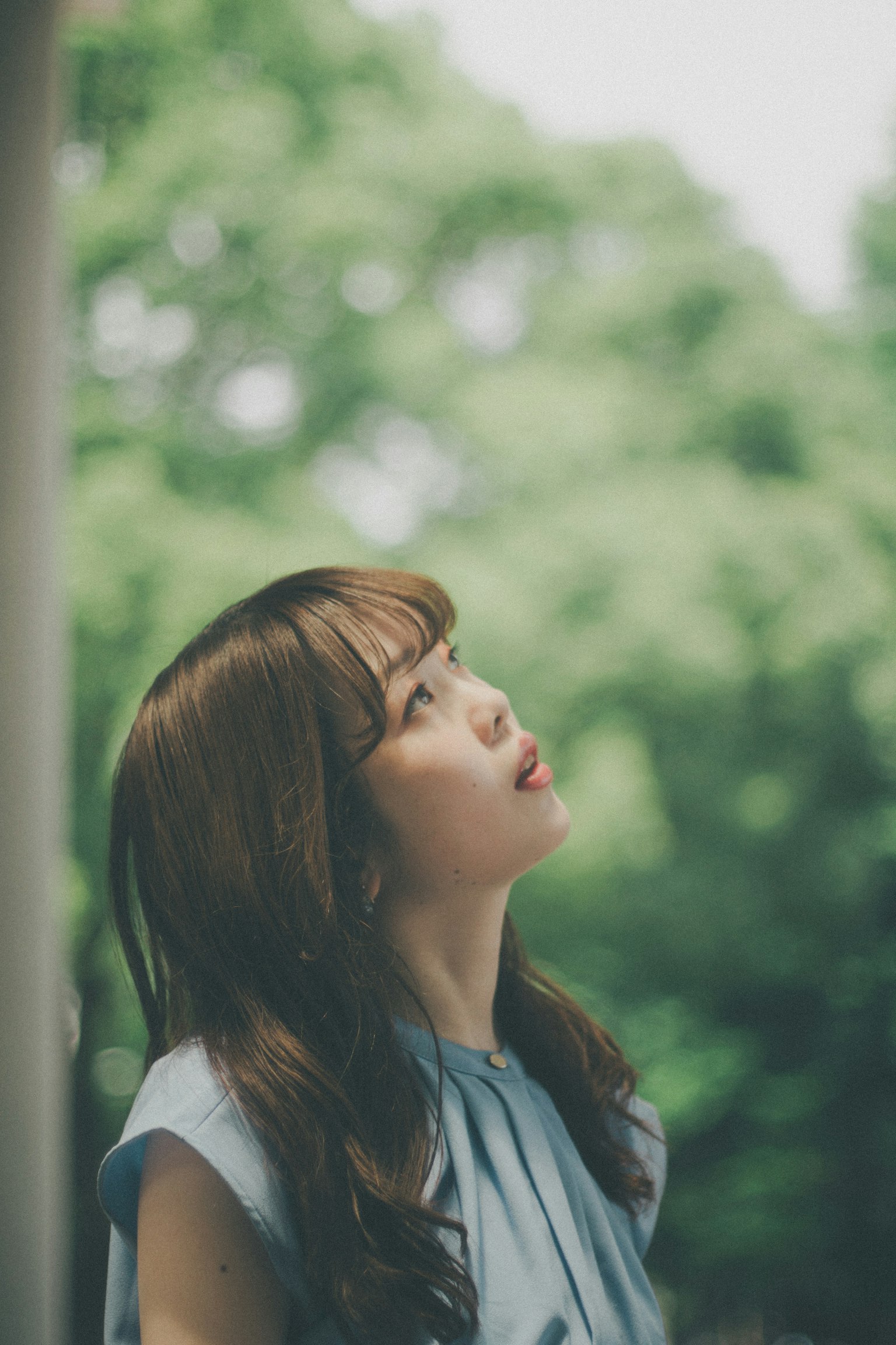 穿着蓝色衬衫的女人仰望天空