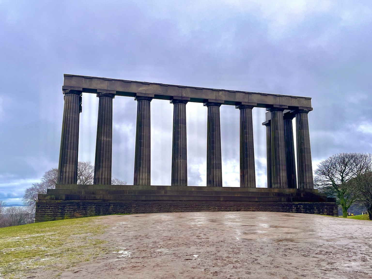 Image d'un monument de style grec classique avec de grandes colonnes