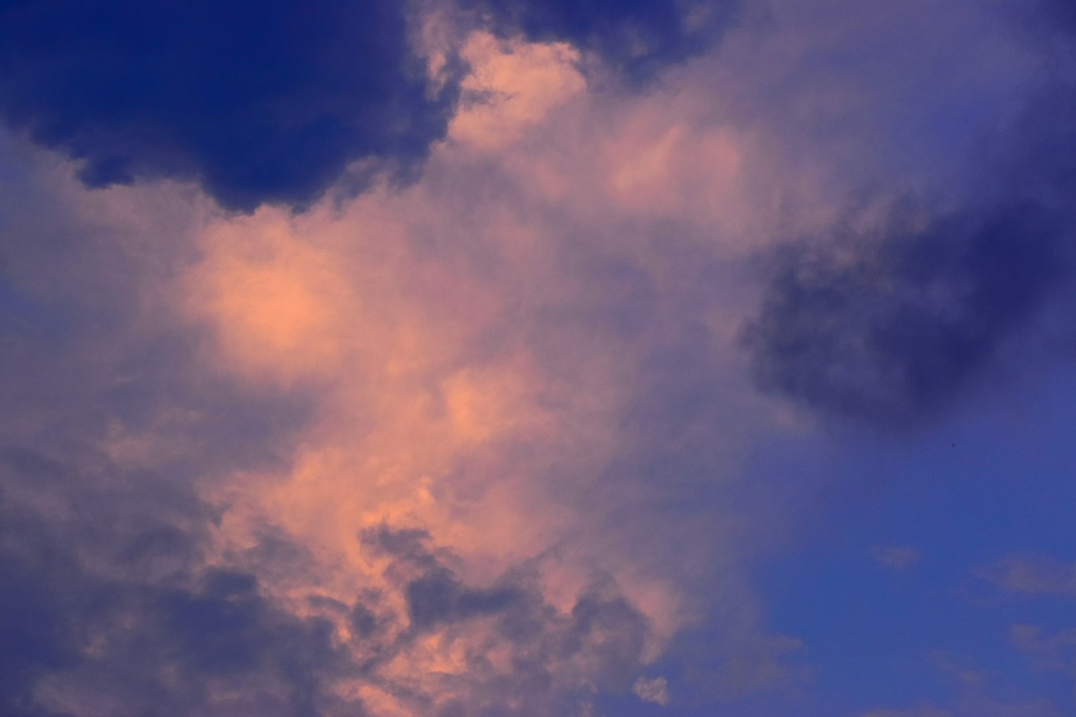 Nubes suaves en un cielo azul con matices de rosa y morado