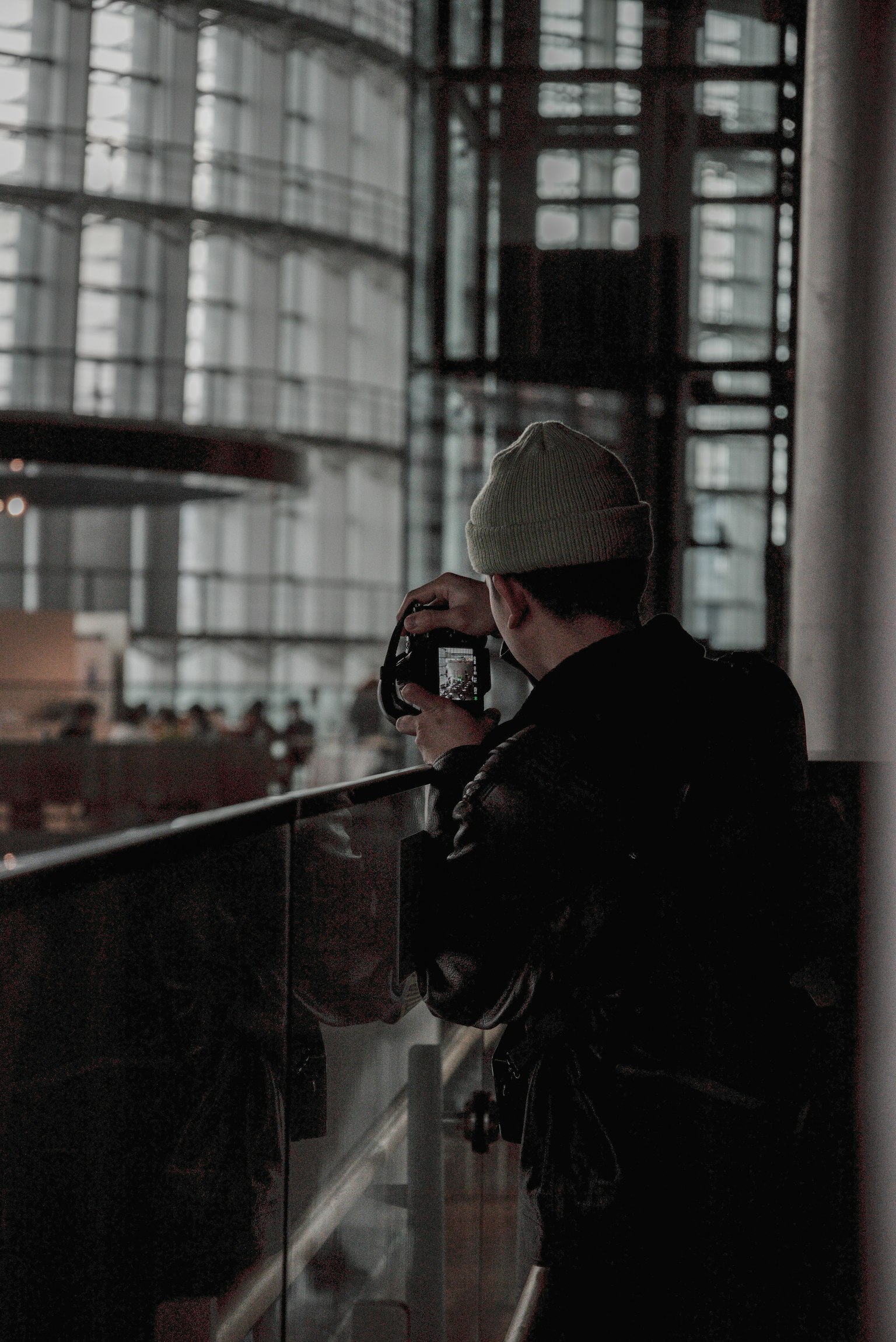 현대 건물 내부에서 카메라를 들고 있는 사람