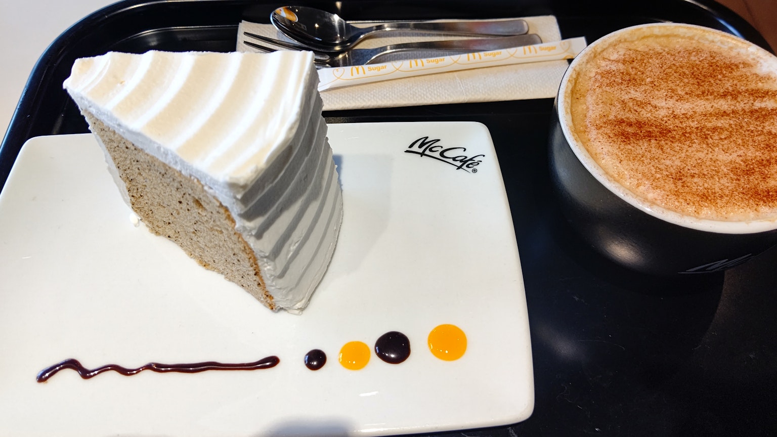 ชิ้นเค้กอร่อยกับคาปูชิโน่บนจาน