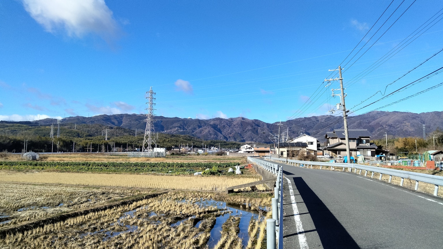 鄉村風景有藍天和山脈包含道路和稻田