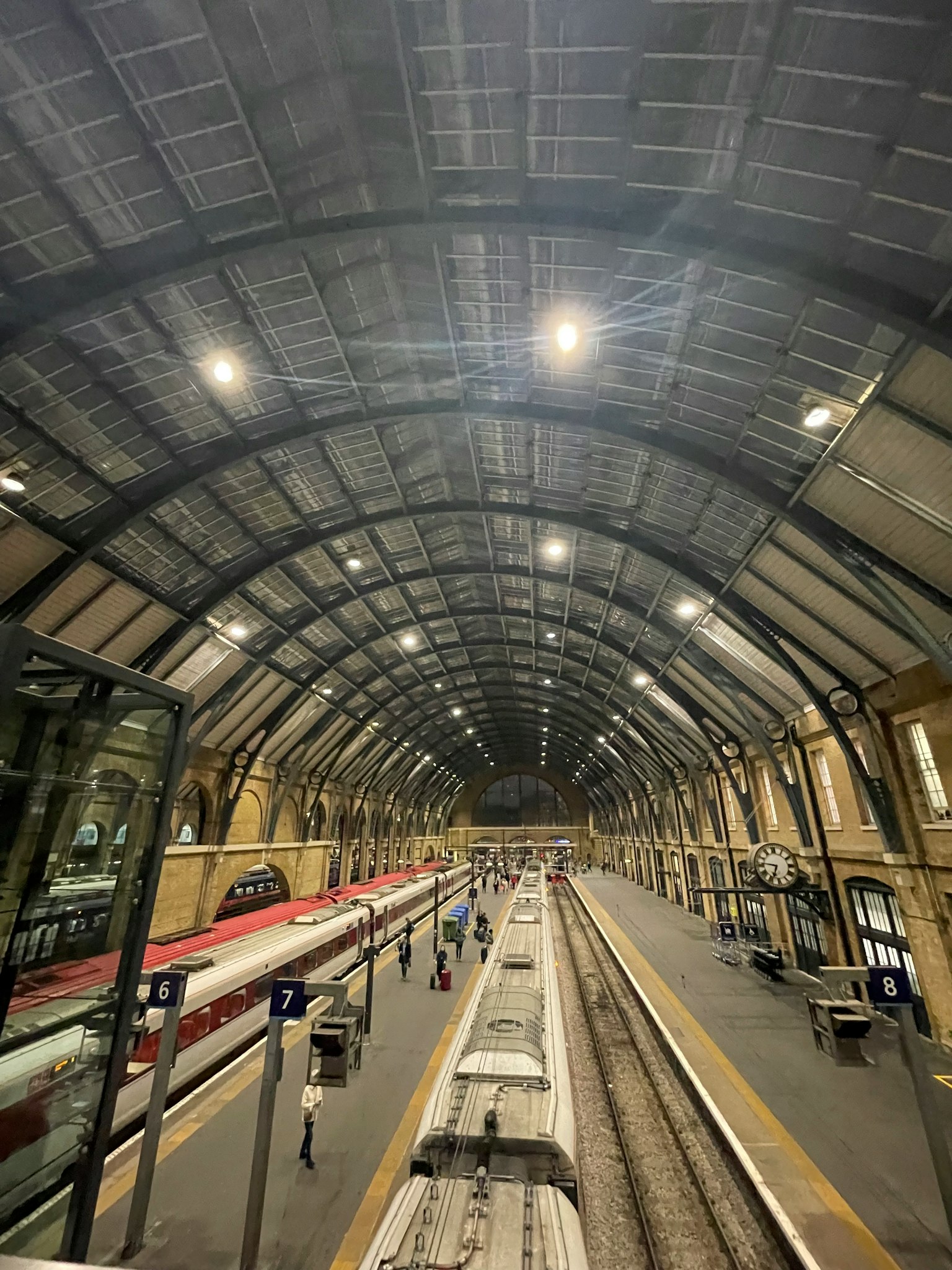 Bahnhof mit gewölbter Decke und heller Beleuchtung