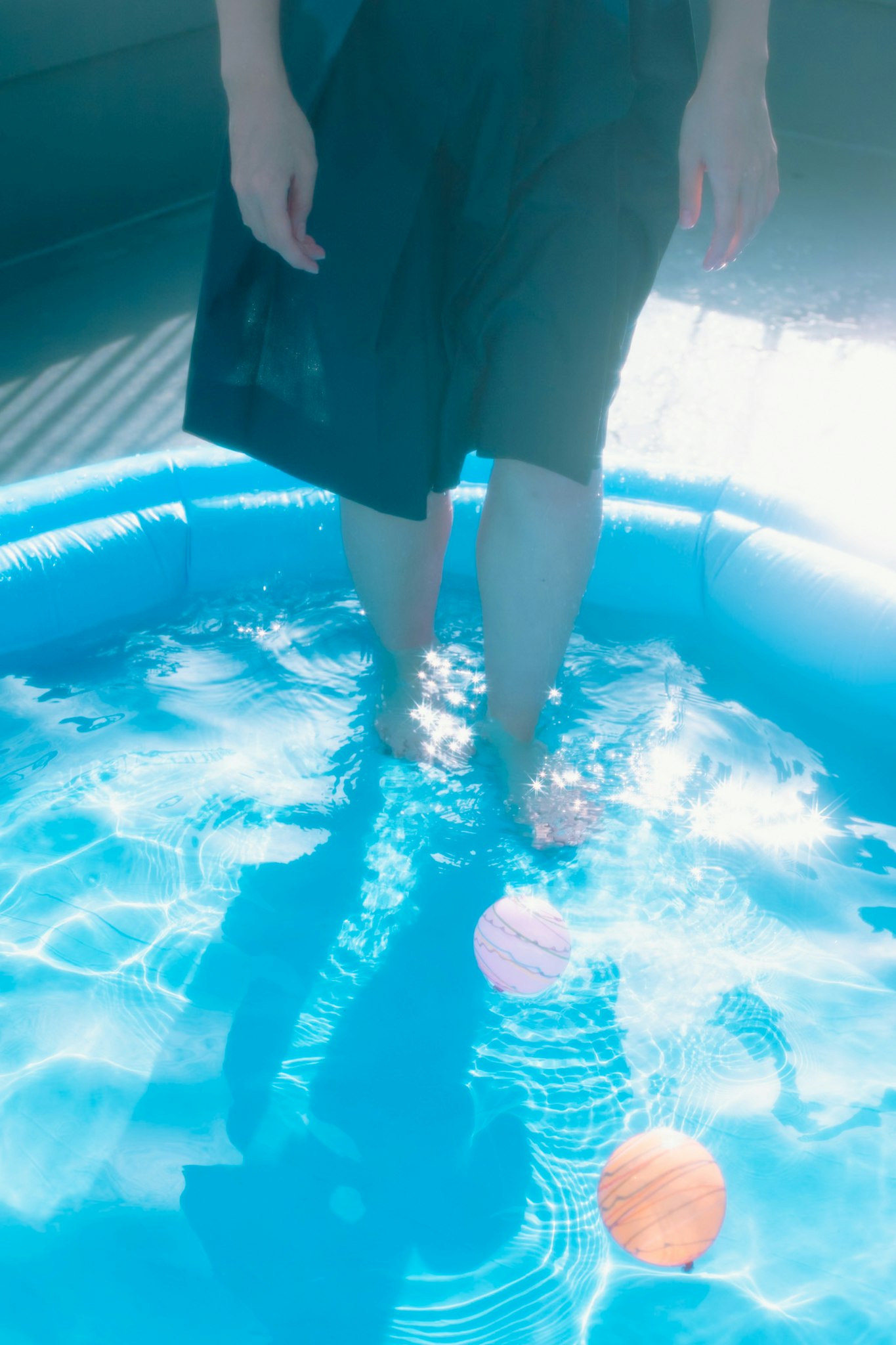 プールで遊ぶ子どもと水しぶきのある水面