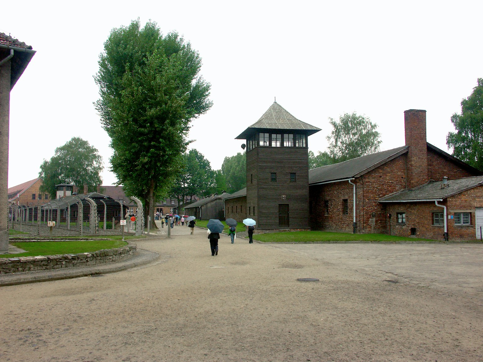 Các tòa nhà tưởng niệm Auschwitz với du khách