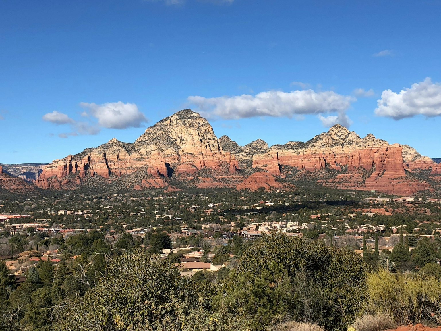Vista panoramica delle montagne rosse di Sedona sotto un cielo blu