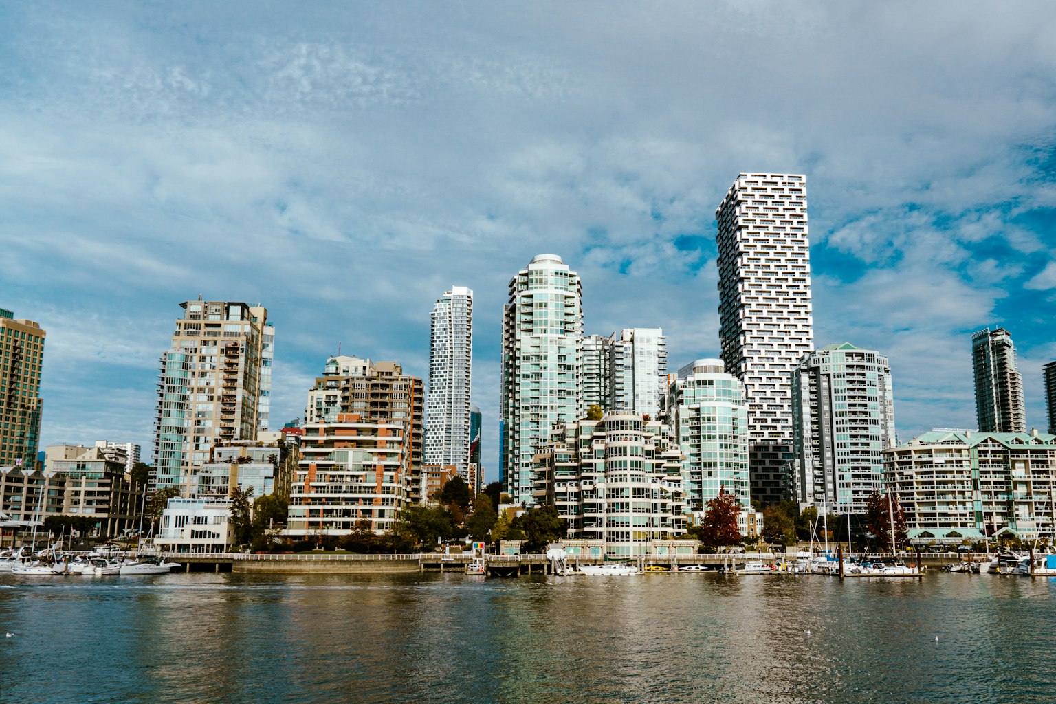 Impresionante horizonte de Vancouver con edificios altos modernos y aguas tranquilas