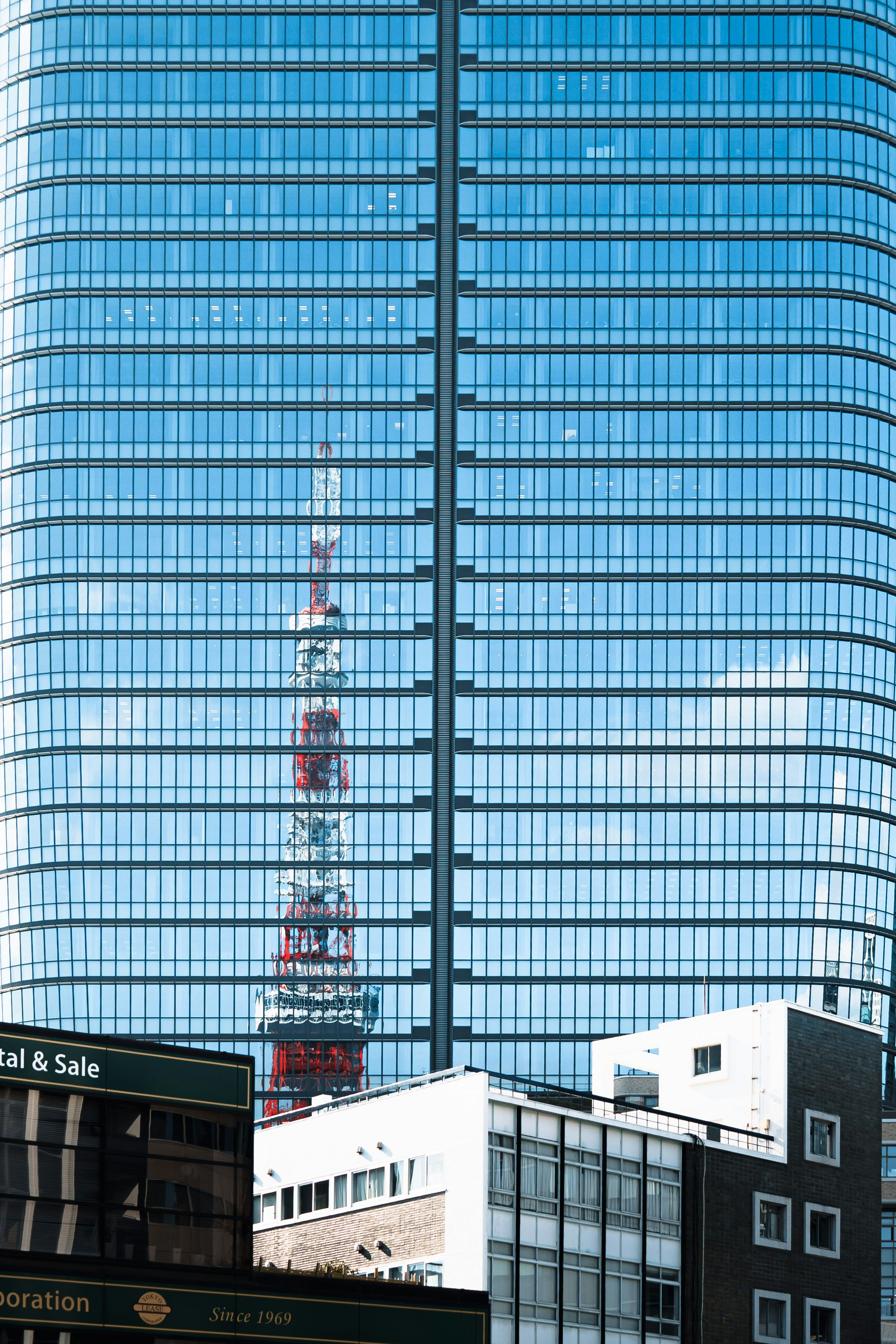 東京タワーがビルのガラスに反射する都心の高層ビル群