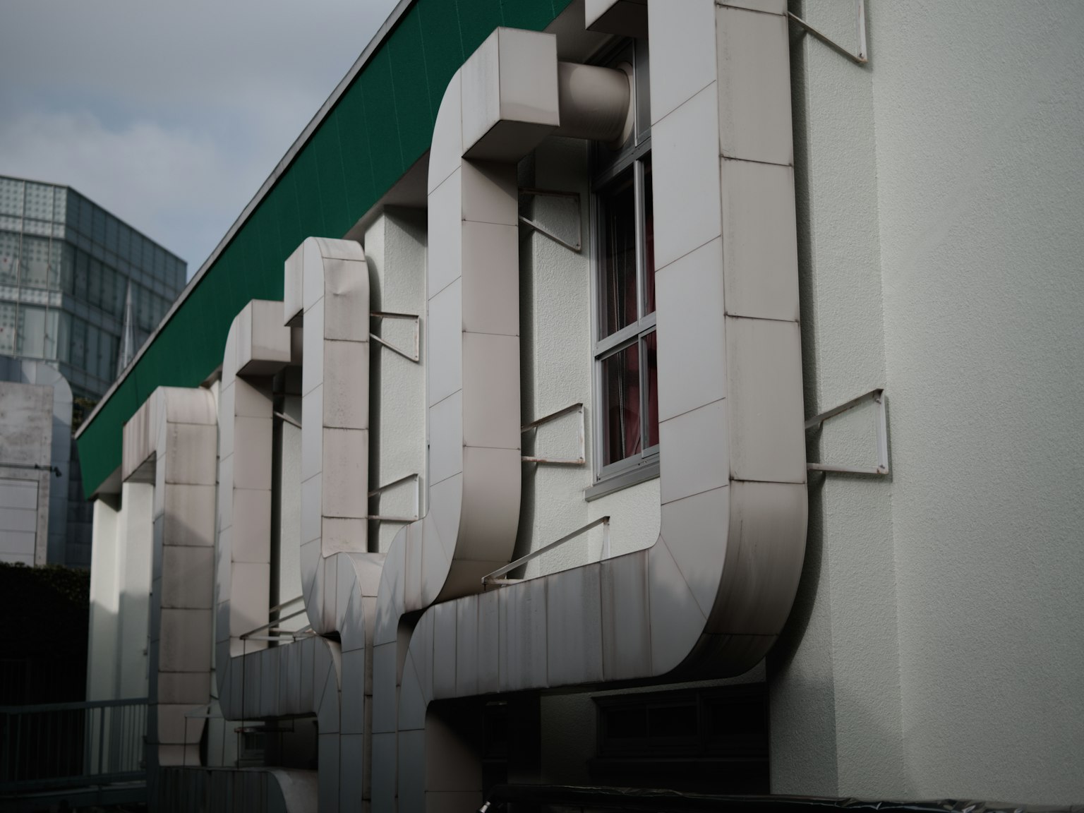 ลักษณะอาคารที่โดดเด่นพร้อมท่อโลหะและหน้าต่าง