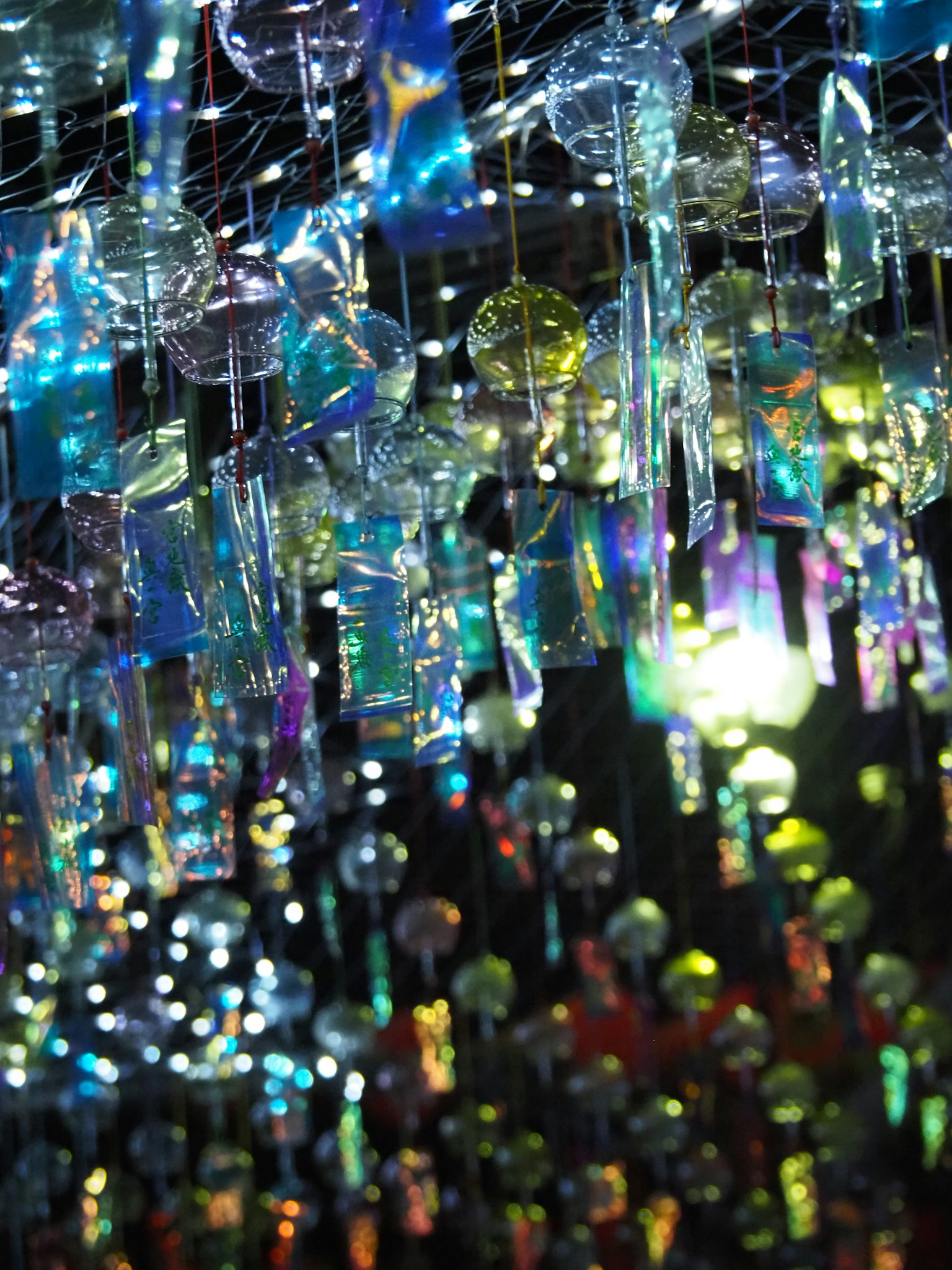 Bella decorazione con ornamenti trasparenti e riflessi di luce