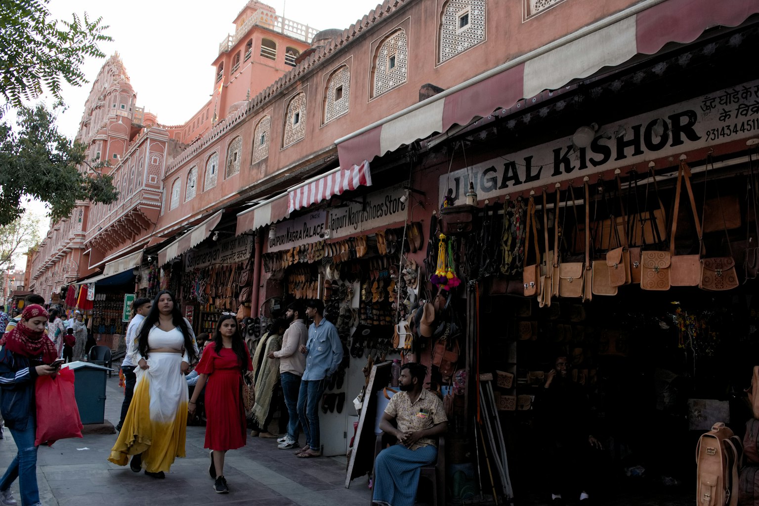 Menschen, die im Markt von Jaipur mit bunten Geschäften und lokalen Verkäufern spazieren
