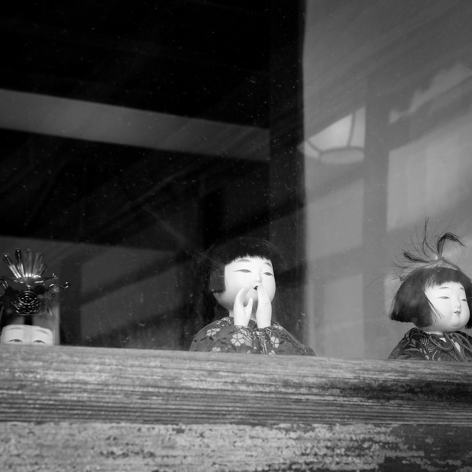 Muñecas japonesas tradicionales dispuestas sobre un fondo blanco y negro
