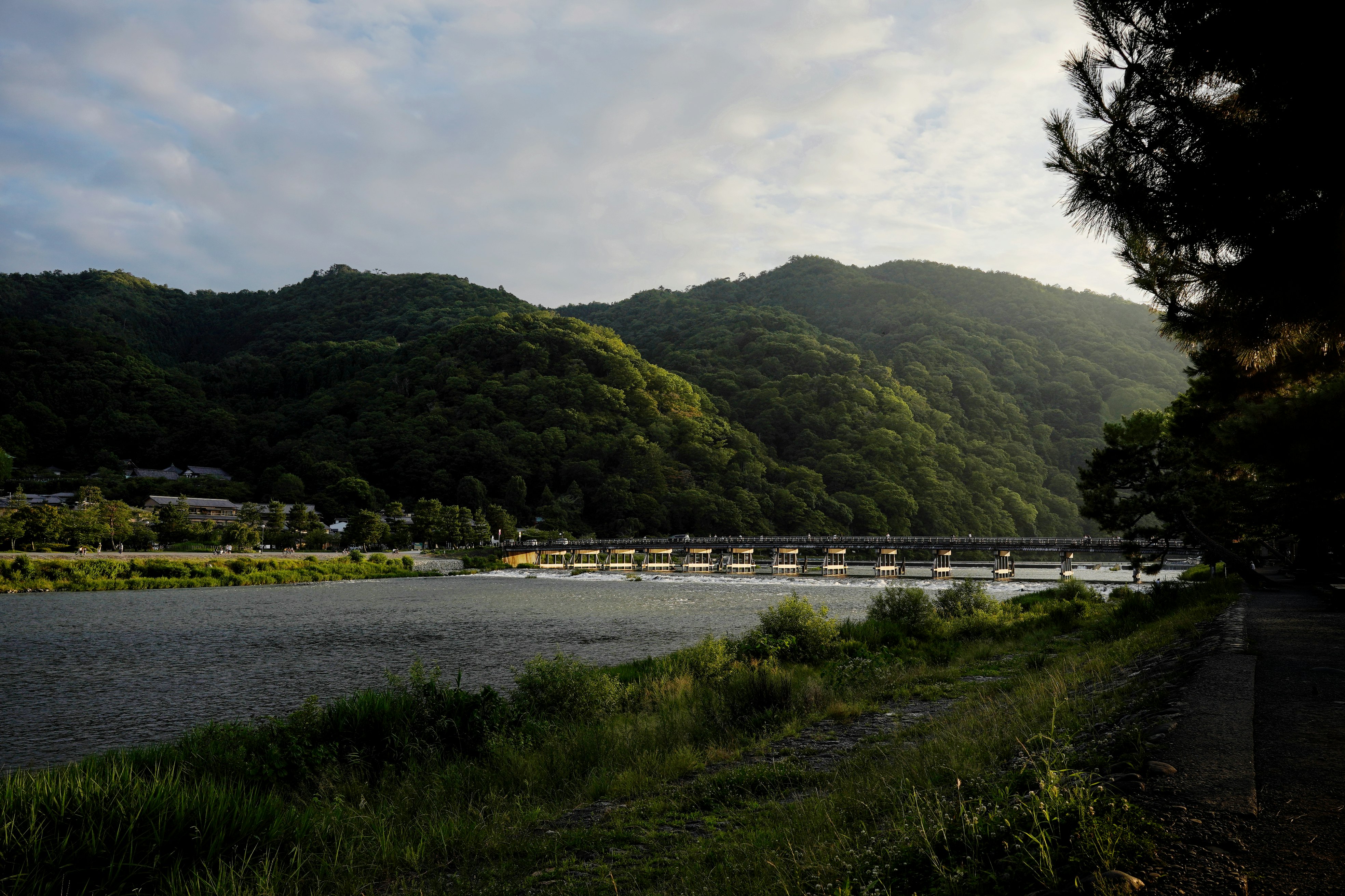 夕暮れの渡月橋と桂川、夏の湿度の高い景色